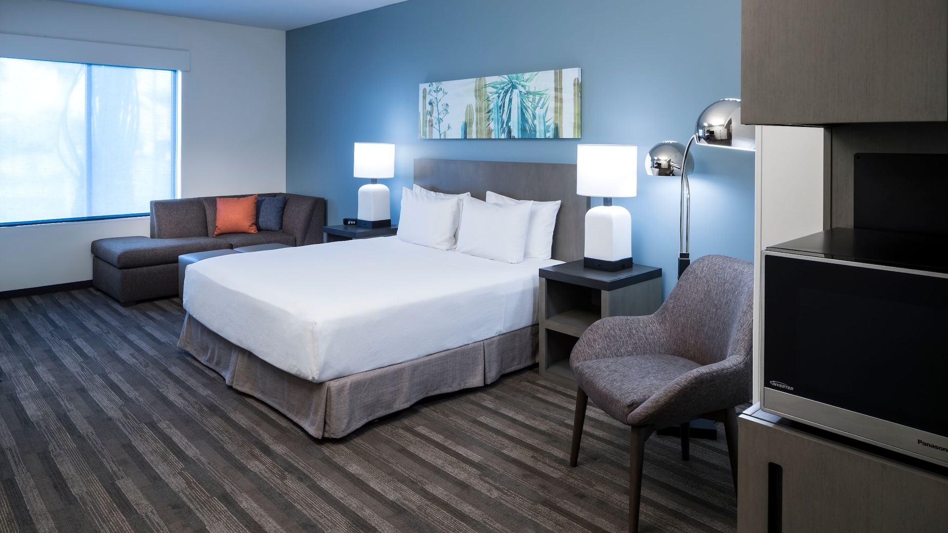 第 1，共 4 Hyatt House Tempe / Phoenix / University Accessible Den Guestroom King Bed Roll In Shower