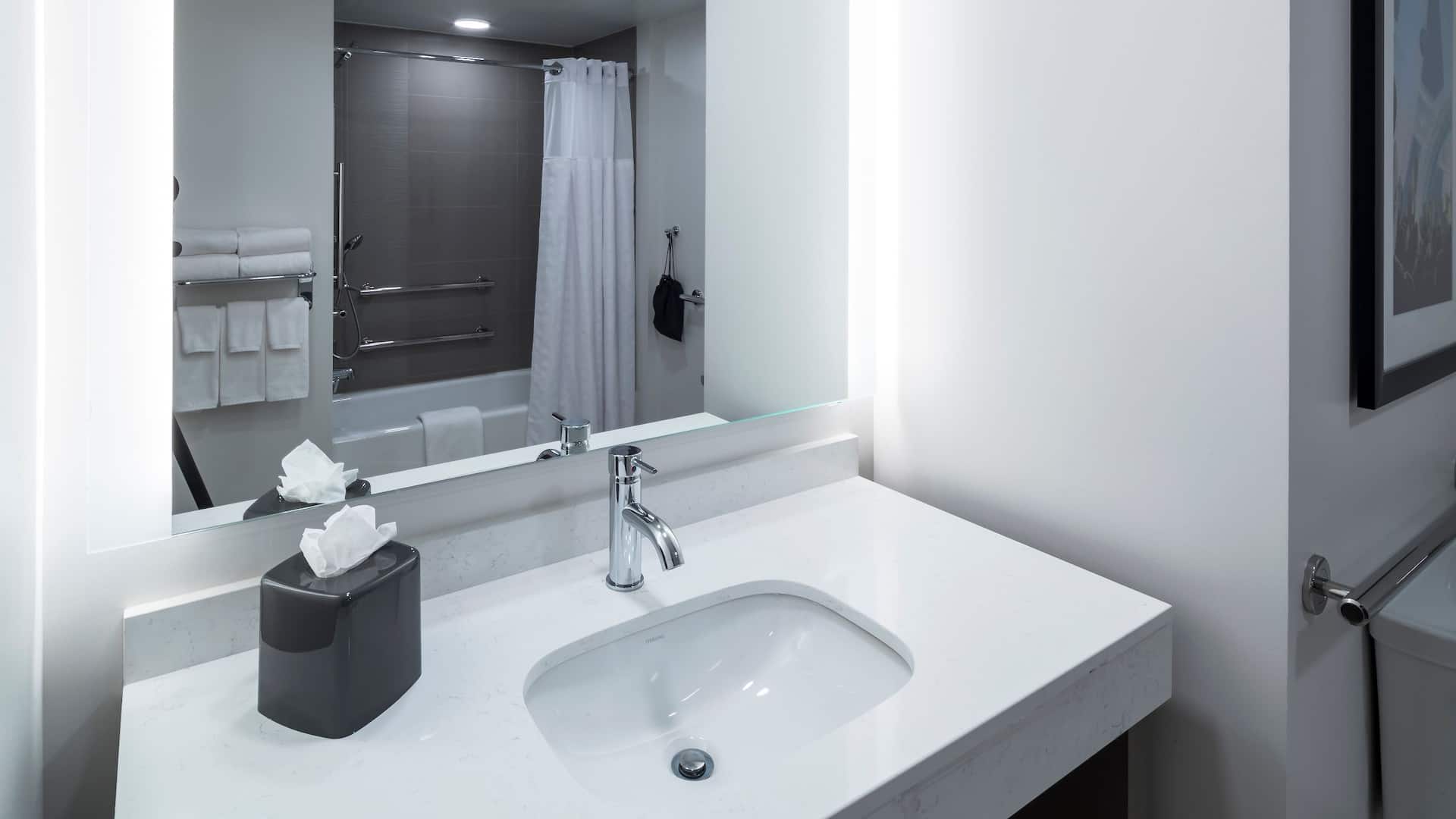 3 of 3 Hyatt House Tempe / Phoenix / University Accessible Two Queen with Tub Bathroom