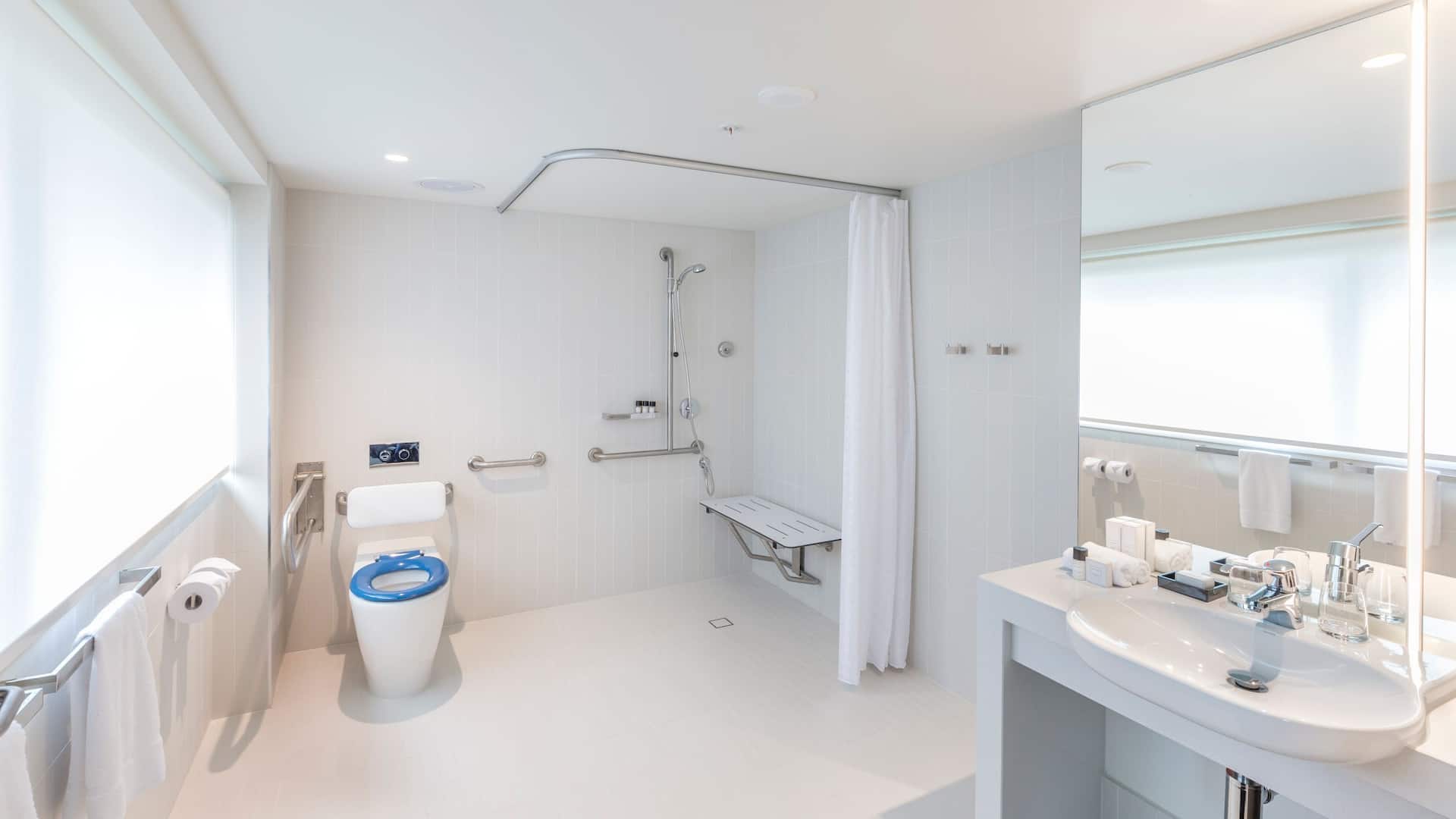 2 de 2 Hyatt Regency Brisbane Accessible Bathroom