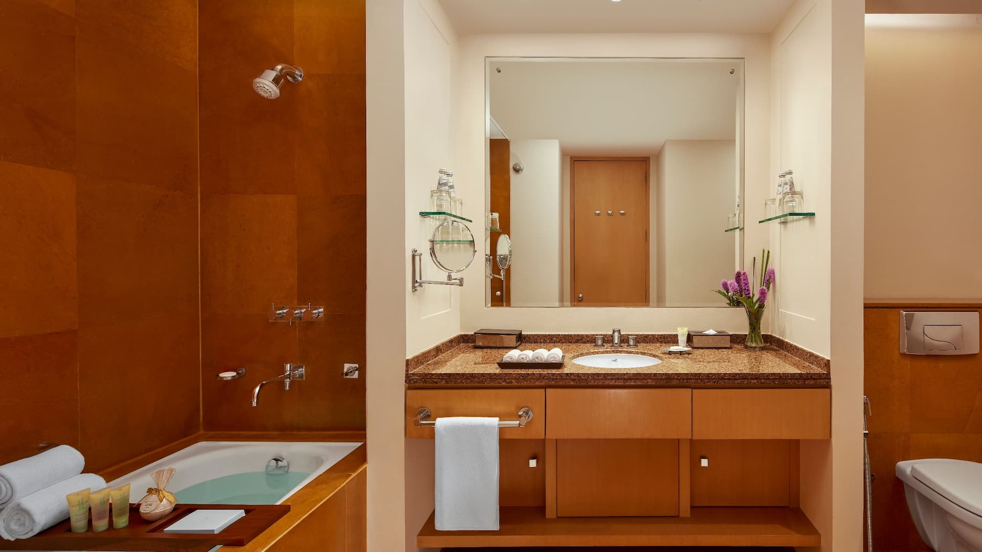 4 von 5 Grand Hyatt Mumbai Hotel & Residences Apartment Two Bedroom Bathroom