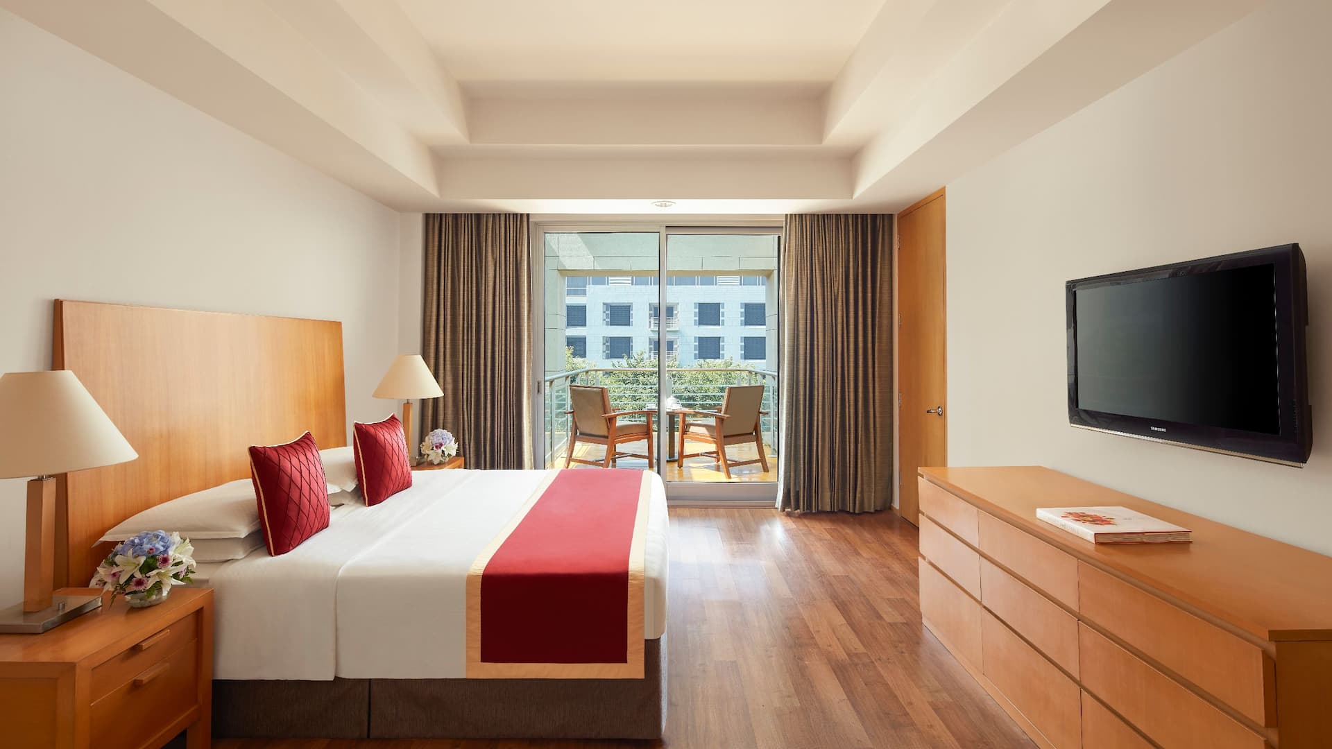 2 von 5 Grand Hyatt Mumbai Hotel & Residences Apartment Two Bedroom Master Bedroom