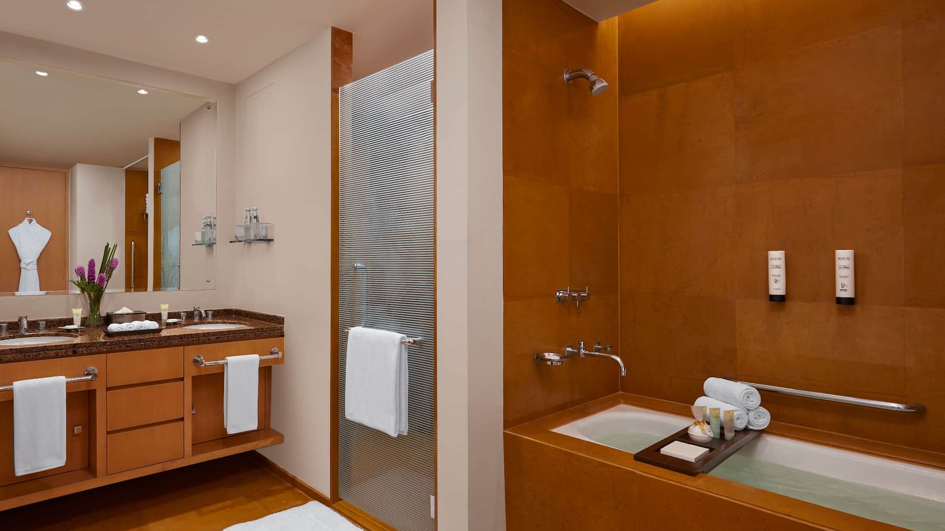 6 von 6 Grand Hyatt Mumbai Hotel & Residences Three Bedroom Bathroom