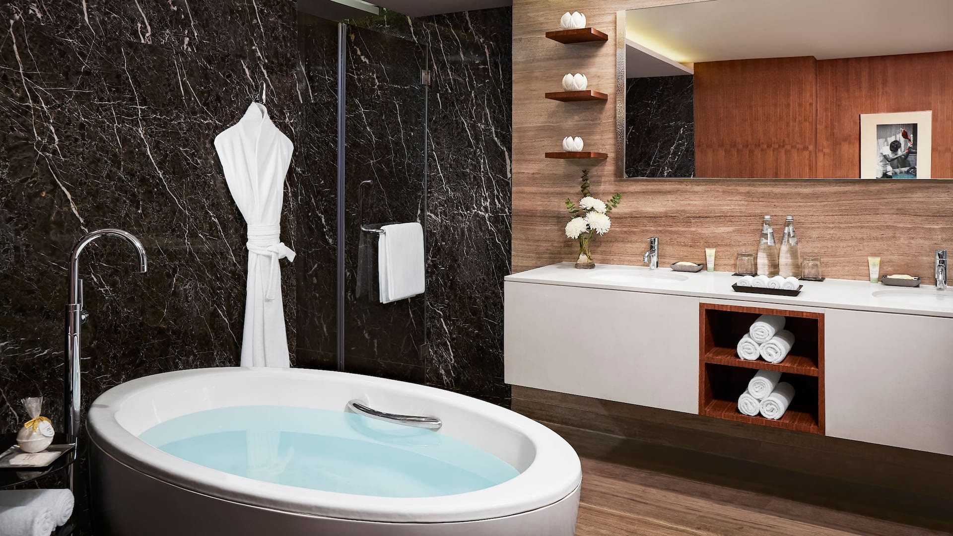 4 von 7 Grand Hyatt Mumbai Hotel & Residences Diplomatic Suite Bathroom