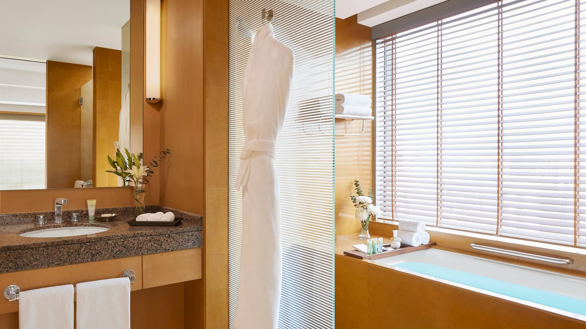 5 von 5 Grand Hyatt Mumbai Hotel & Residences Executive Suite Bathroom