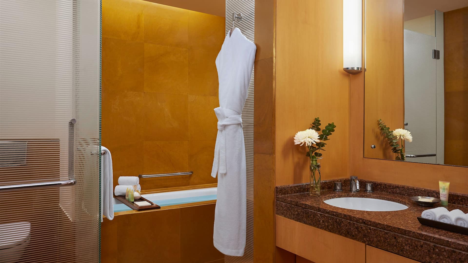 2 von 2 Grand Hyatt Mumbai Hotel & Residences Queen Guestroom Bathroom