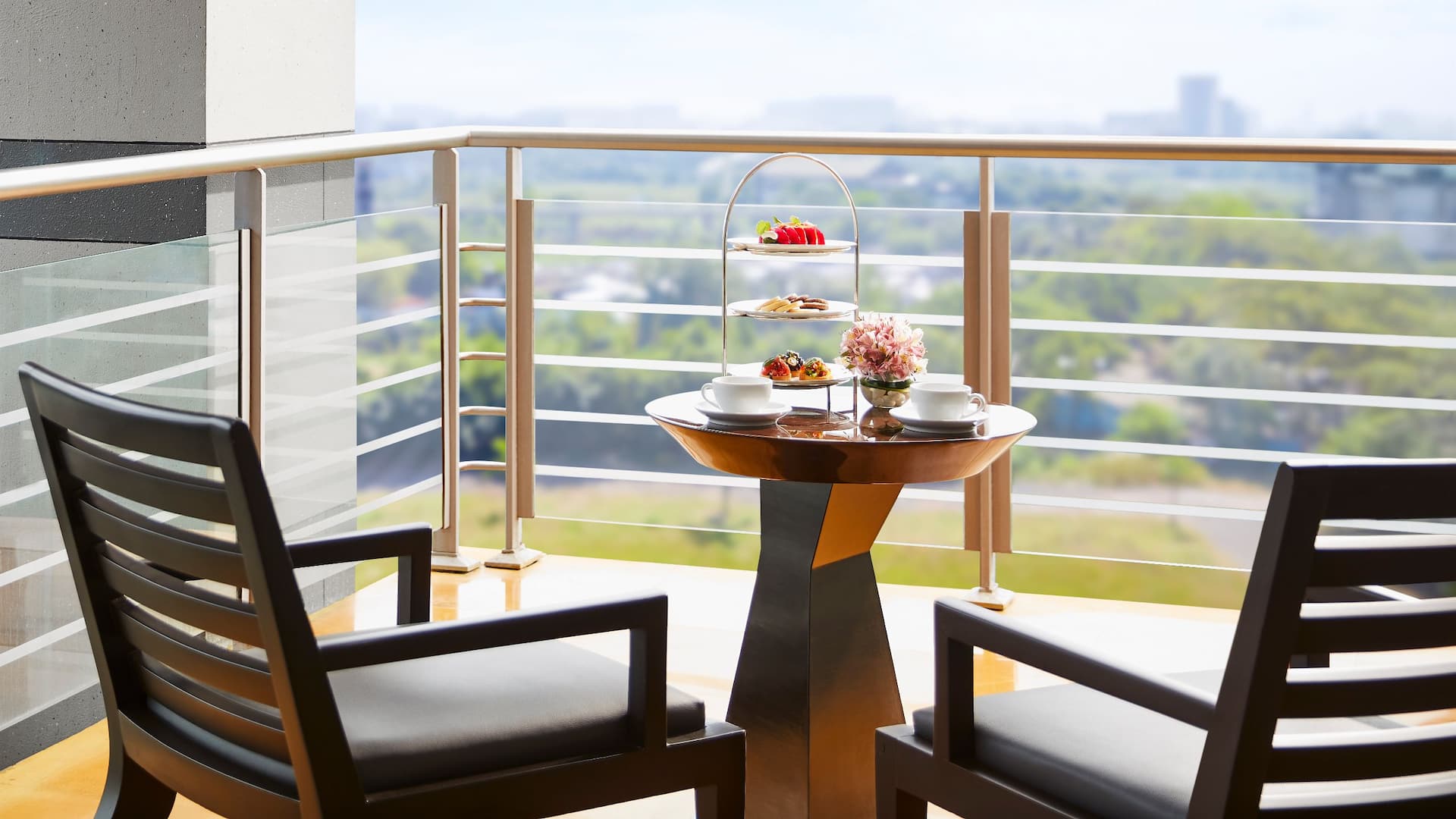 3 von 5 Grand Hyatt Mumbai Hotel & Residences Guestroom Veranda Balcony