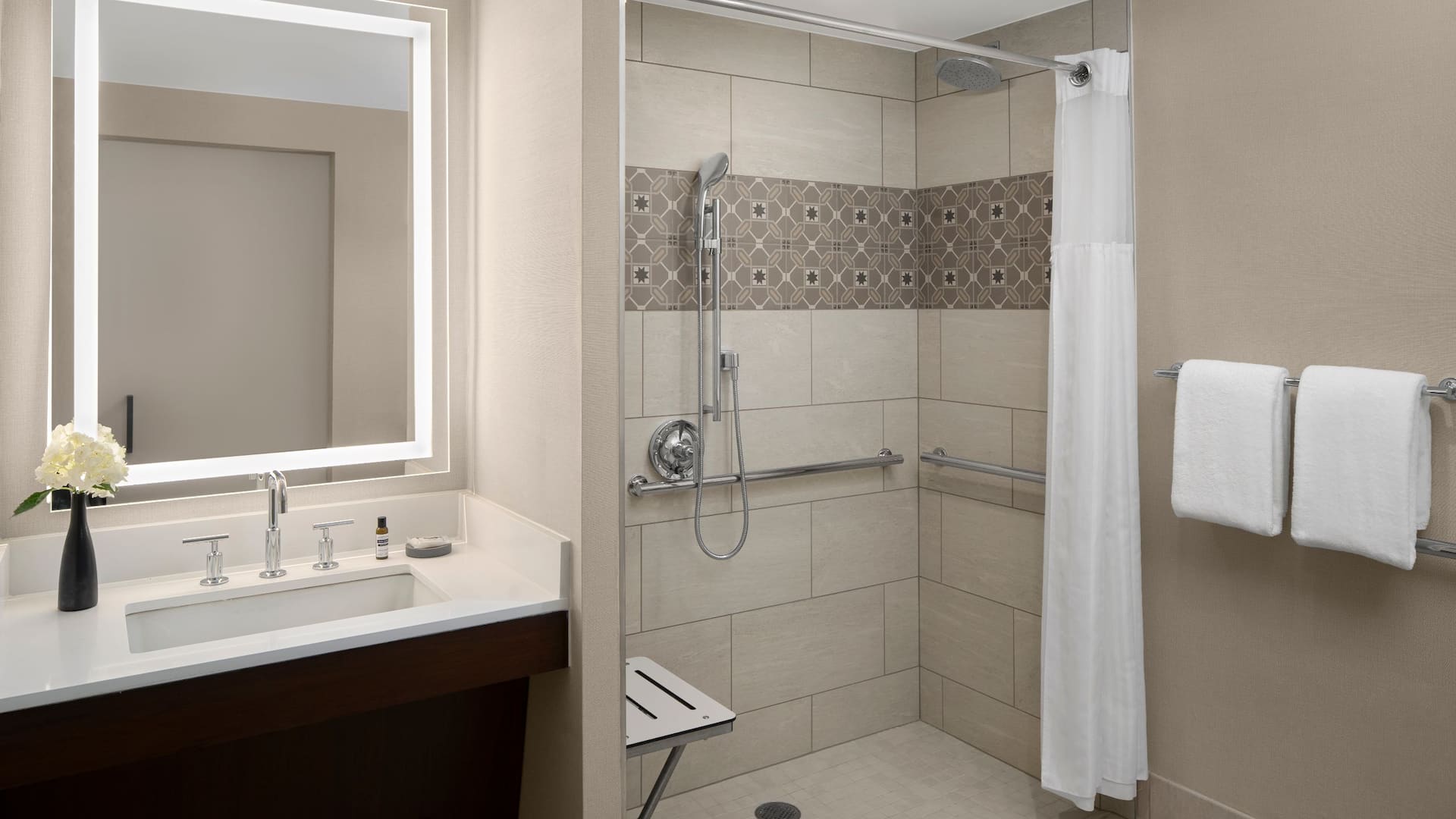第 3，共 4 Hyatt Regency Westlake ADA Roll in Shower