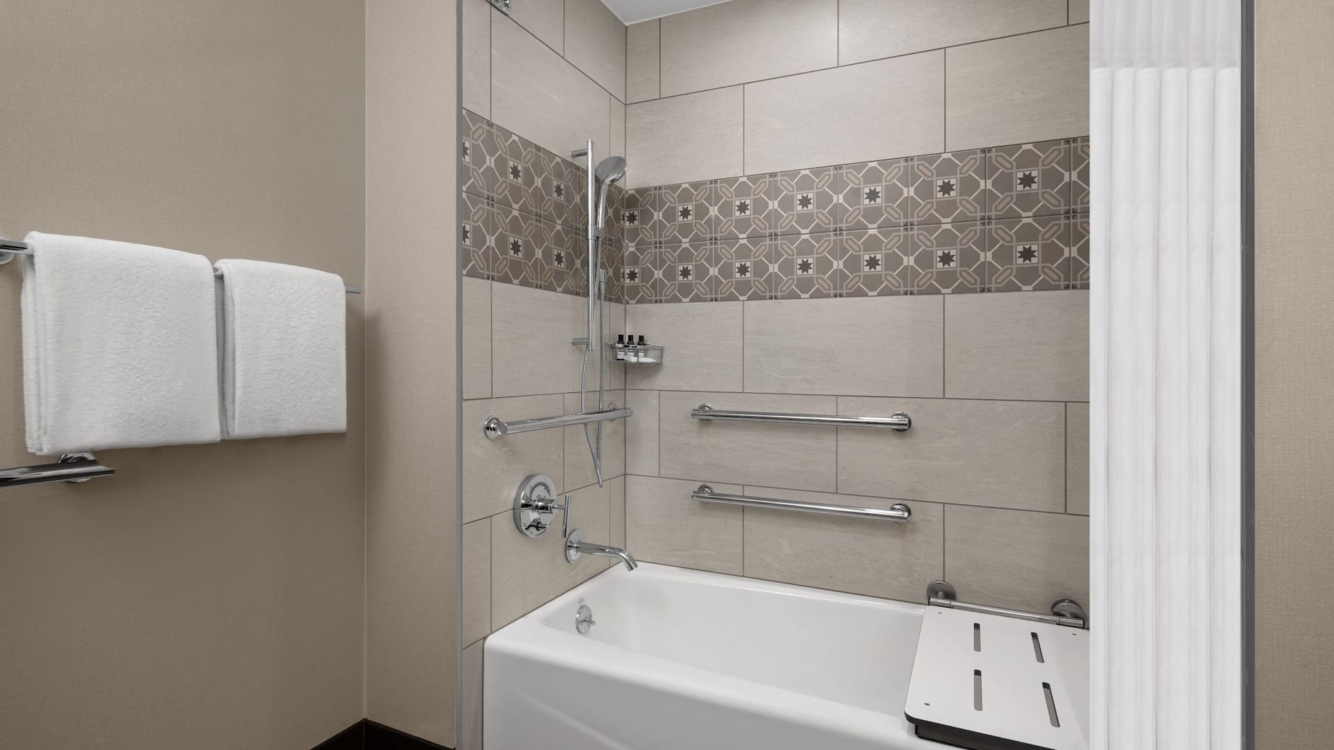 第 3，共 4 Hyatt Regency Westlake ADA Bathtub