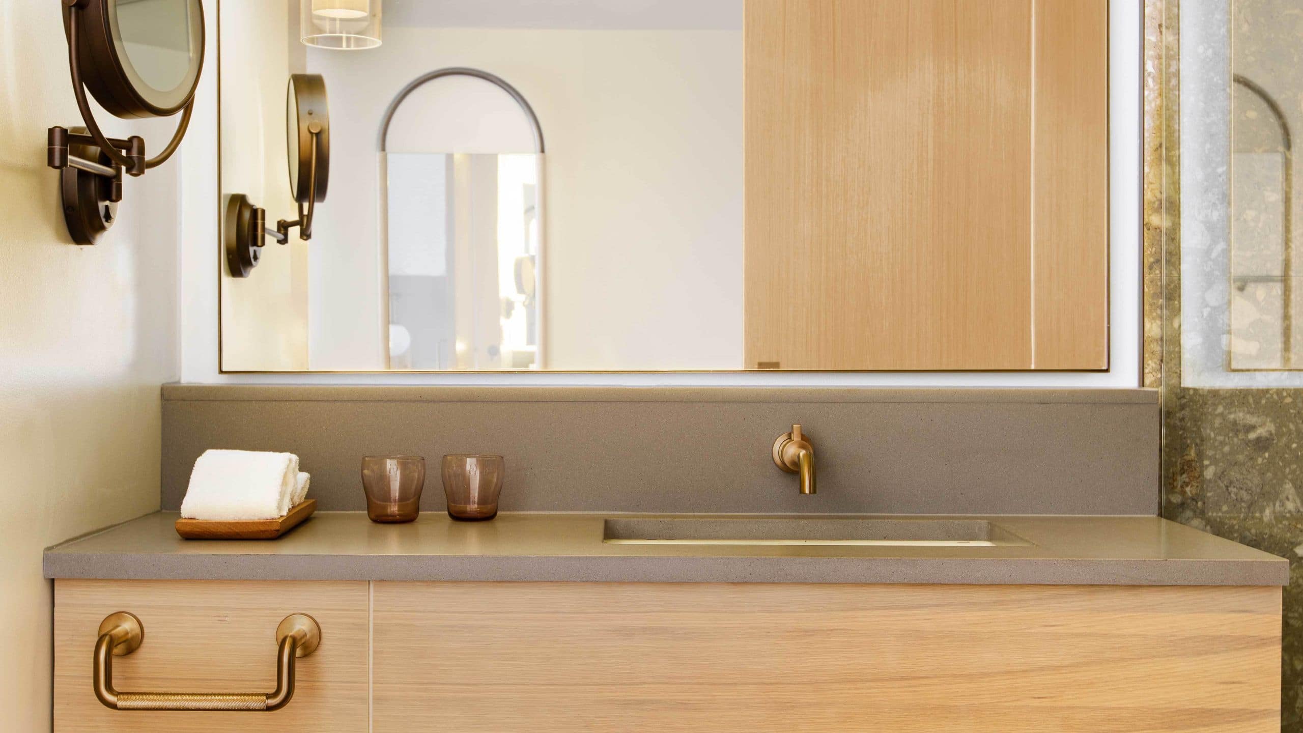 3 von 3 Mission Pacific Hotel King Bathroom Vanity