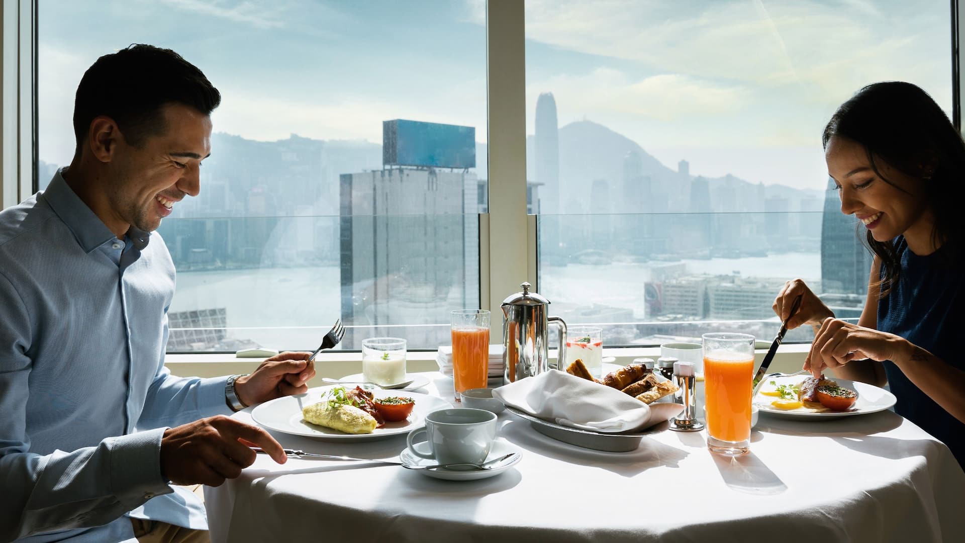 Hyatt Regency Hong Kong, Tsim Sha Tsui Executive Suite Couple In Room Breakfast