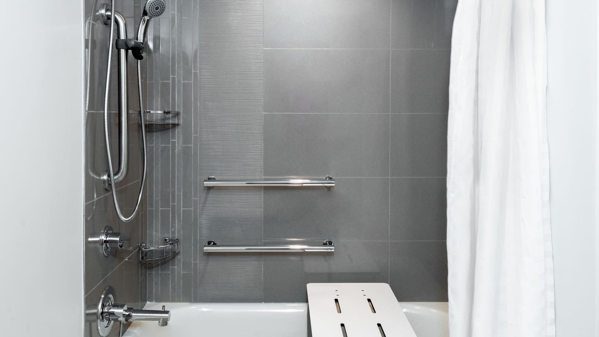 2 de 6 Hyatt House Tampa Airport / Westshore Accessible Bathtub