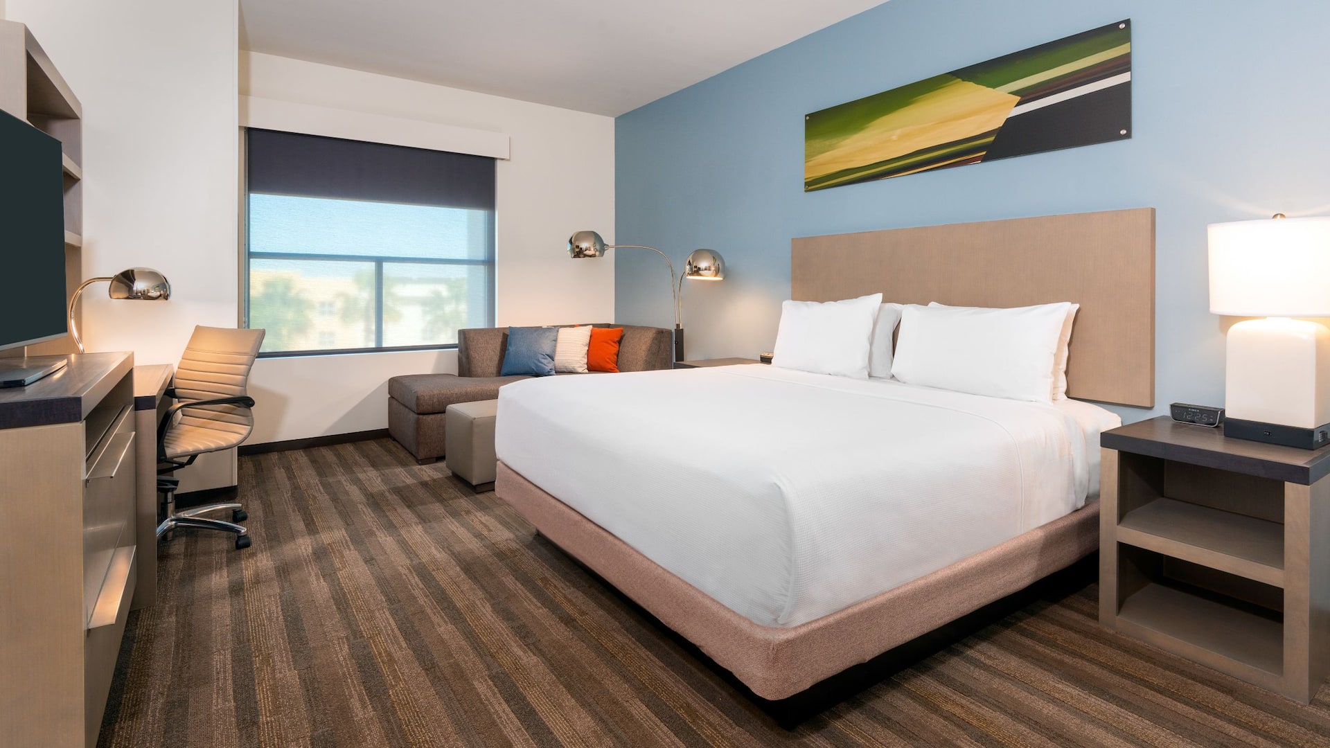 Hyatt House Tampa Airport / Westshore King Guestroom Den