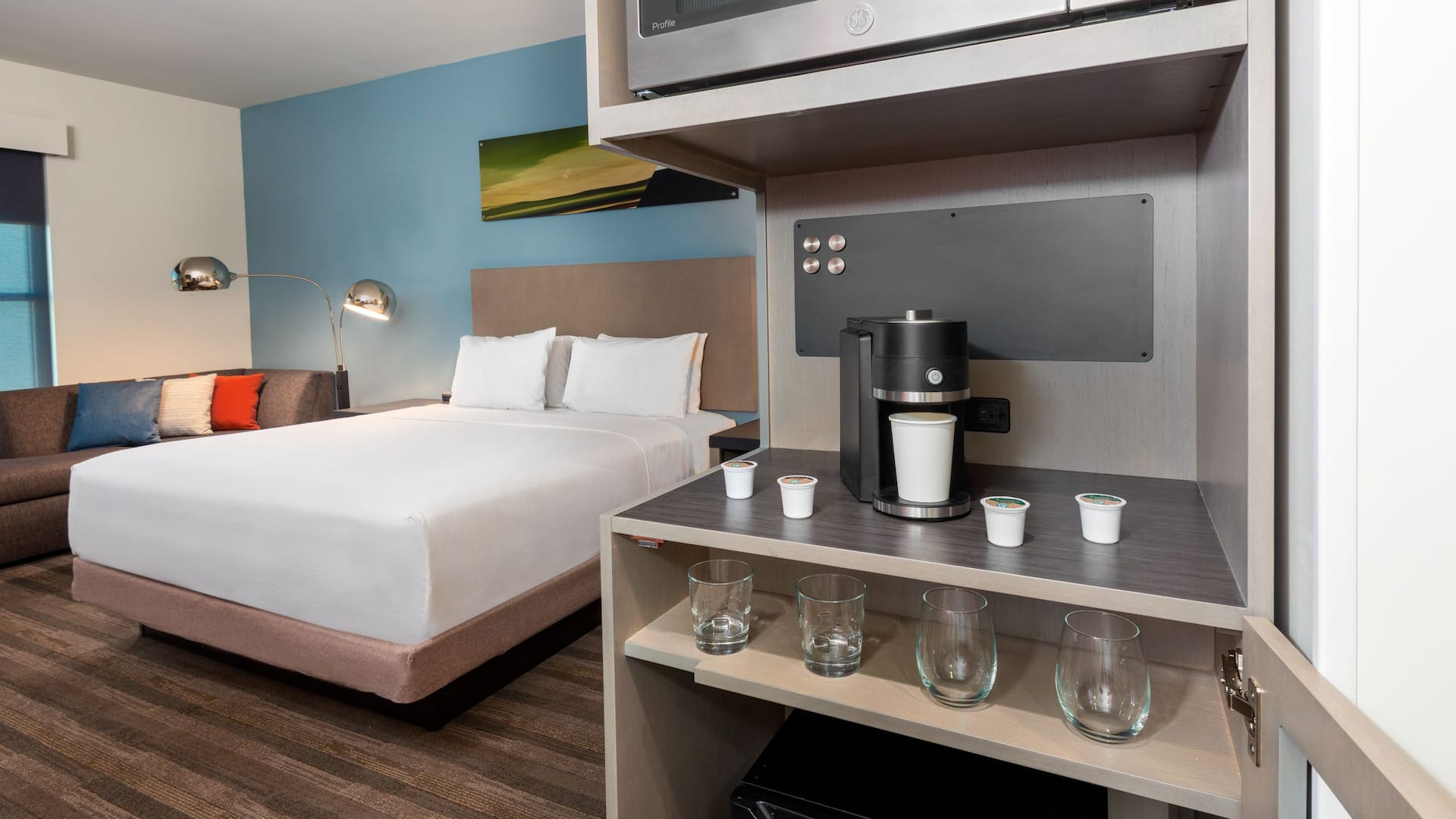 Hyatt House Tampa Airport / Westshore King Guestroom Den Fridge
