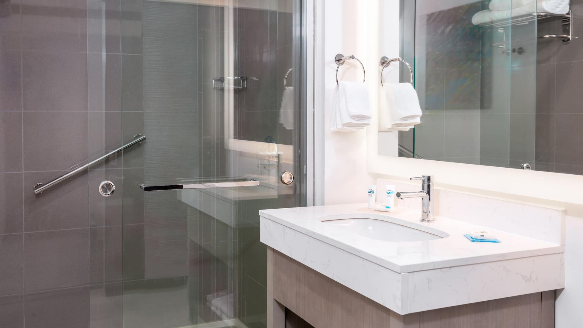 2 de 5 Hyatt House Tampa Airport / Westshore Guest Bathroom Shower