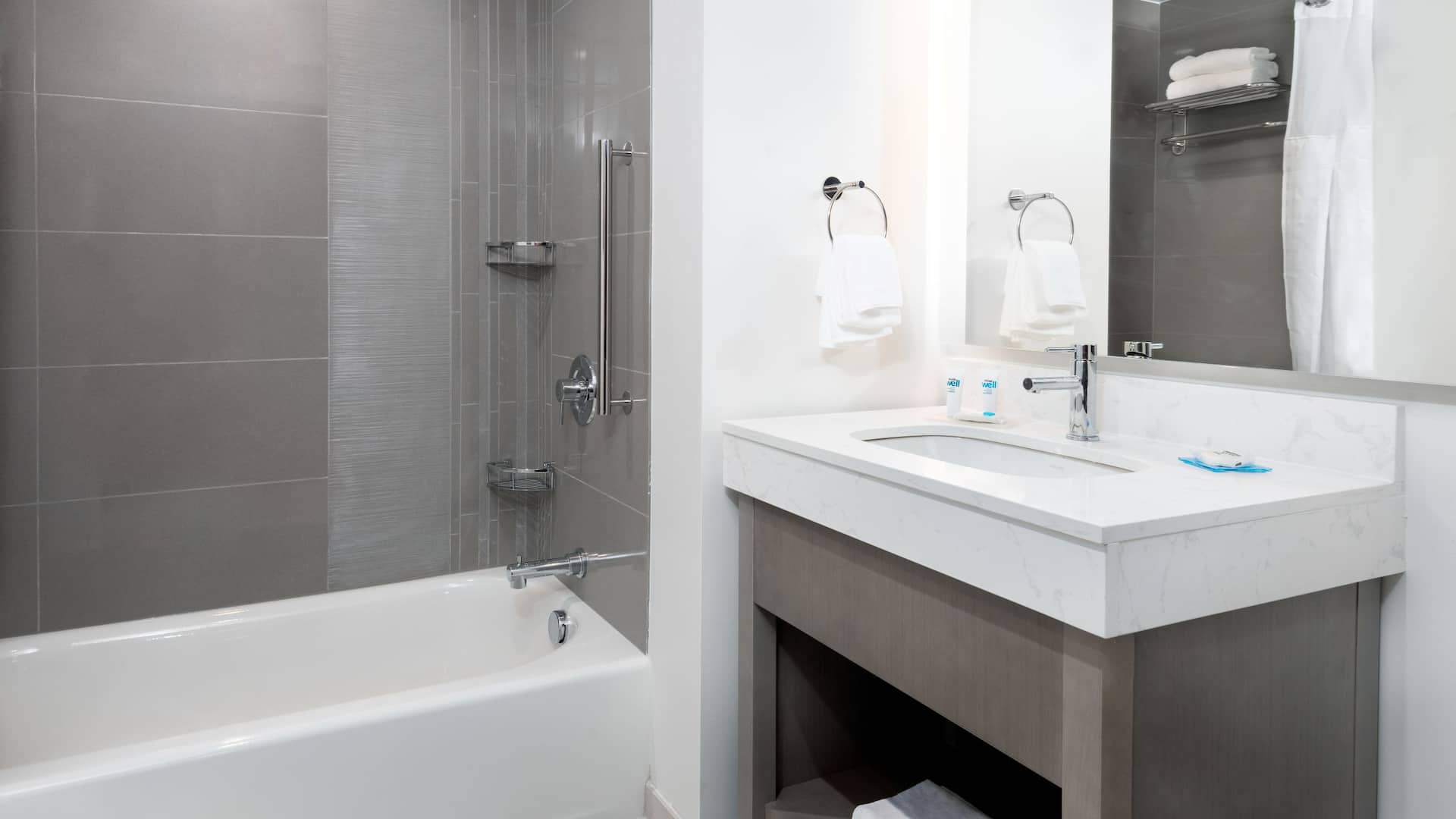 2 de 4 Hyatt House Tampa Airport / Westshore Guest Bathroom Bathtub