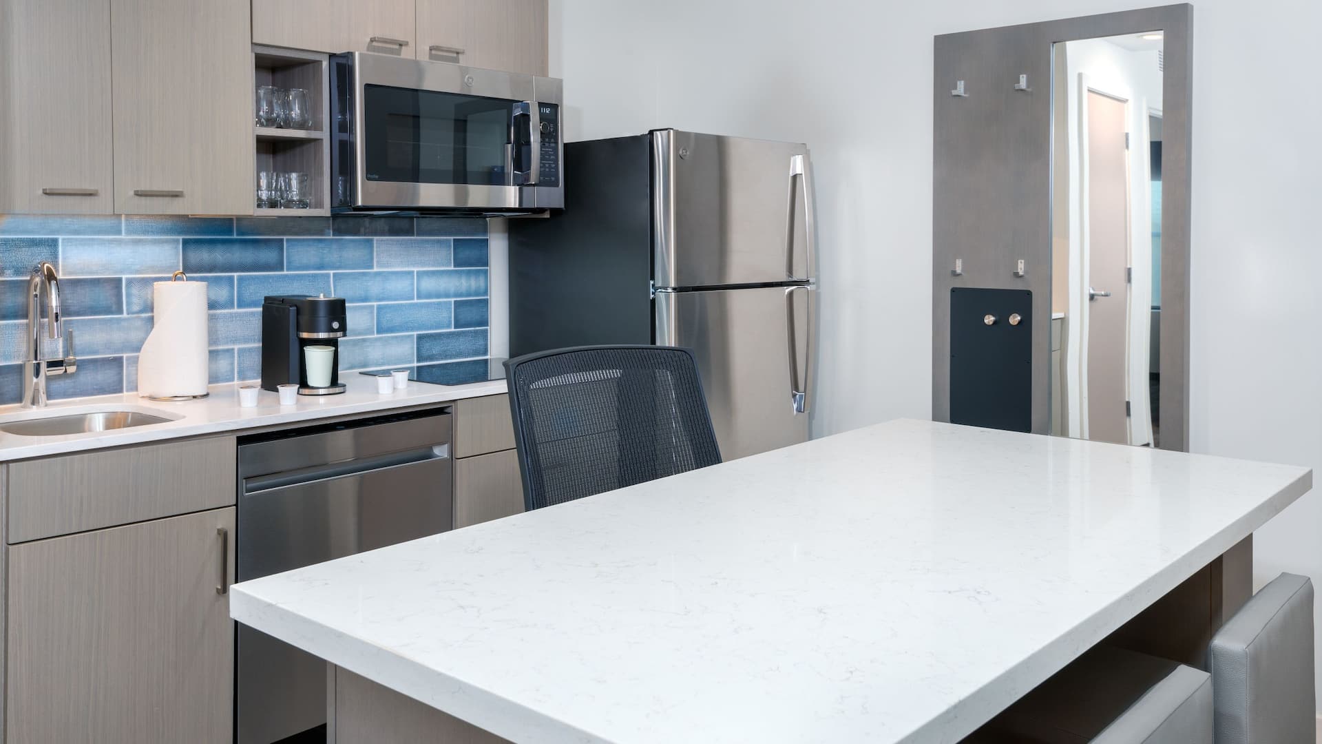 Hyatt House Tampa Airport / Westshore One Bedroom King Suite Kitchen