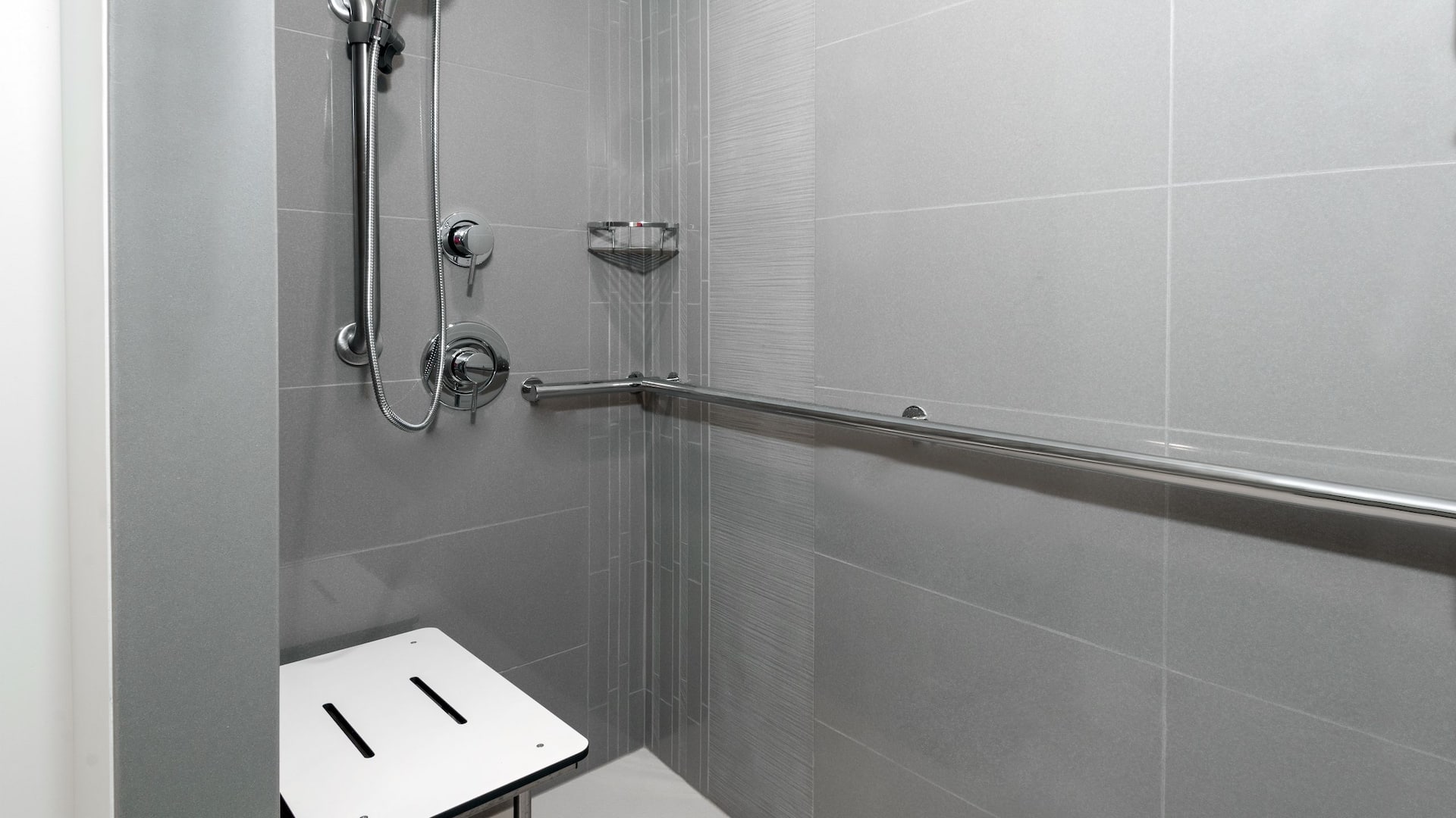 2 de 6 Hyatt House Tampa Airport / Westshore Guest Bathroom Roll In Shower