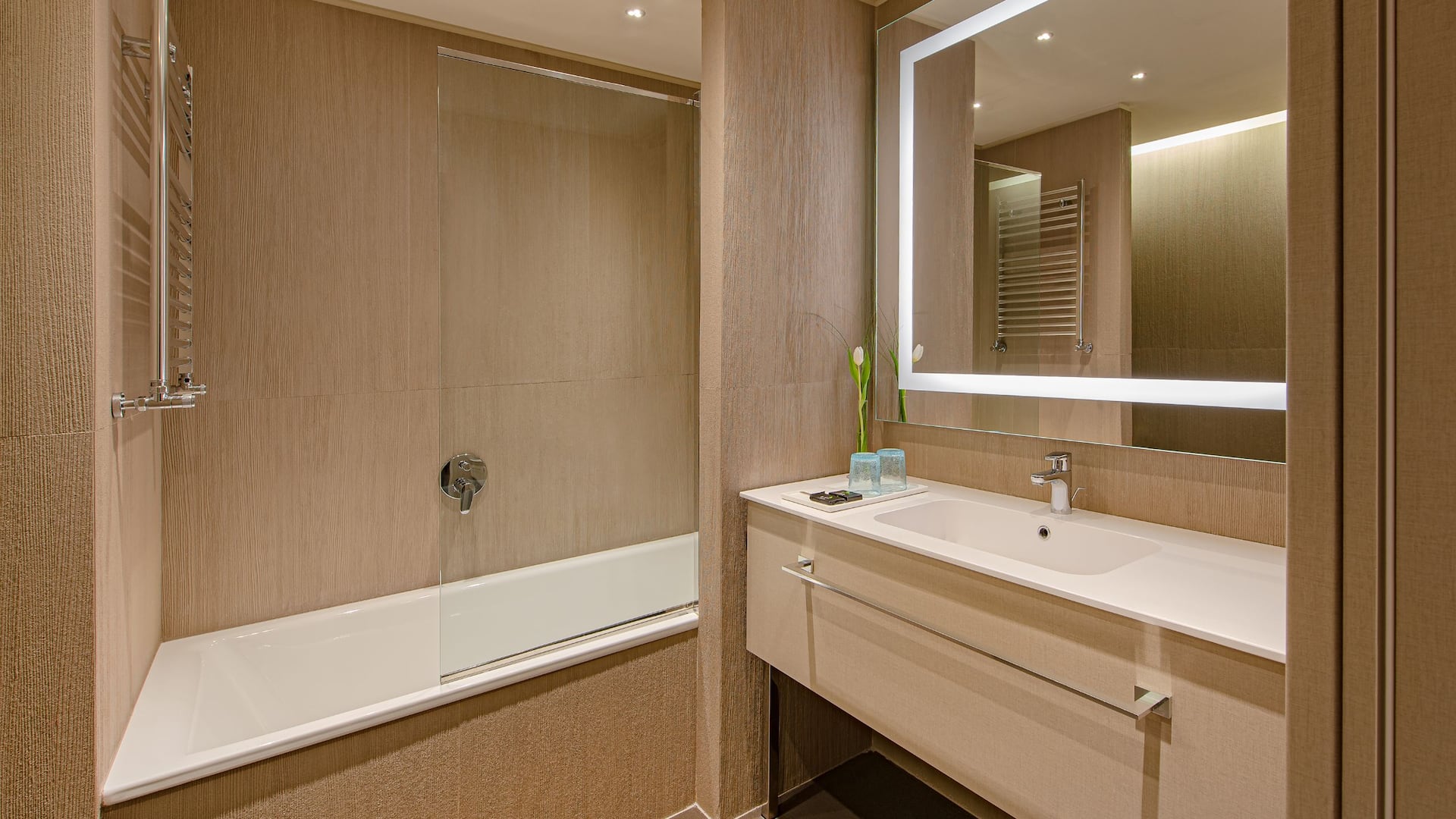 3 de 5 Hyatt Centric Murano Venice Bathroom with Bathtub