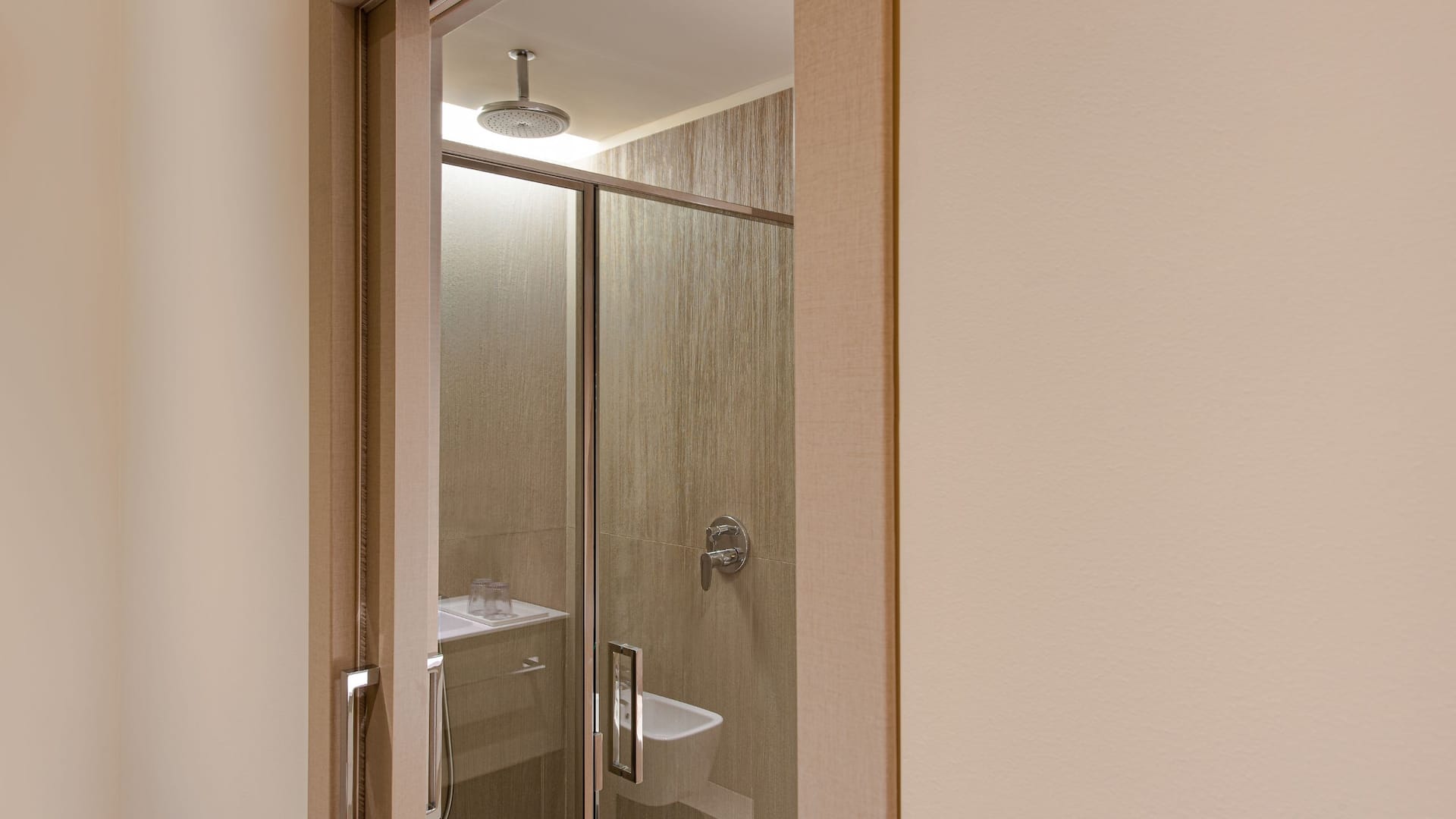 4 de 5 Hyatt Centric Murano Venice Bathroom with Shower