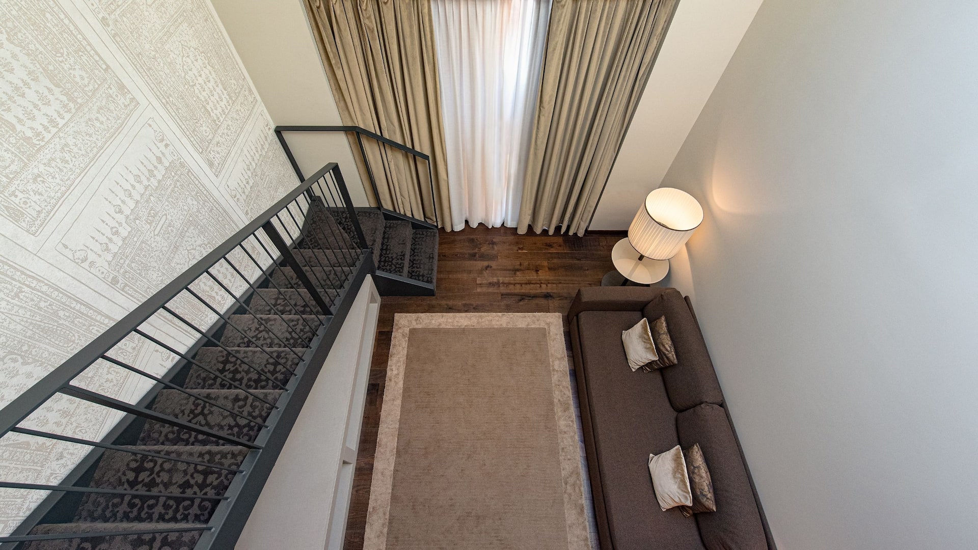 4 de 6 Hyatt Centric Murano Venice Duplex Suite Main Floor View from Mezzanine