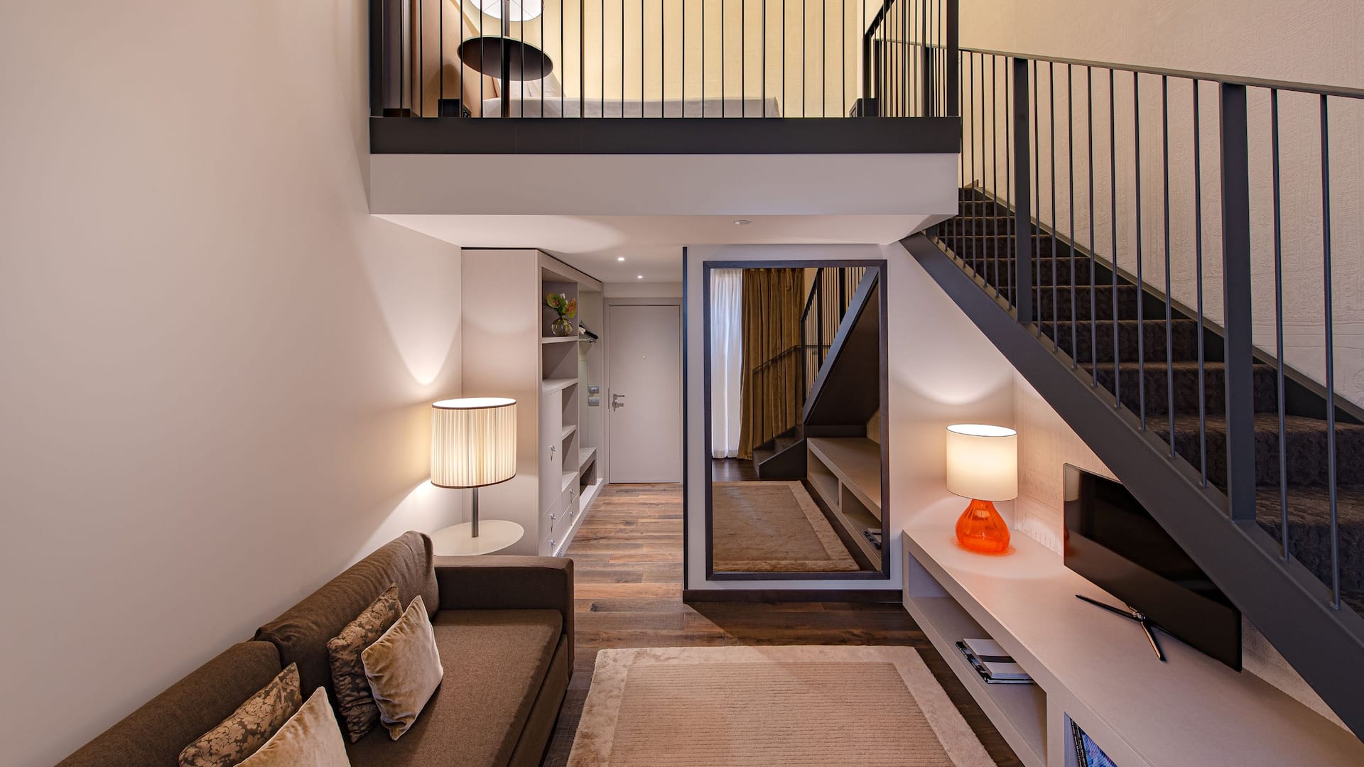 1 de 6 Indulge in these lofty two-floor Junior Suites that feature a king bed upstairs as well as a comfortable, spacious living area with a sofa that can be converted into two single beds downstairs at Hyatt Centric Murano Venice.
