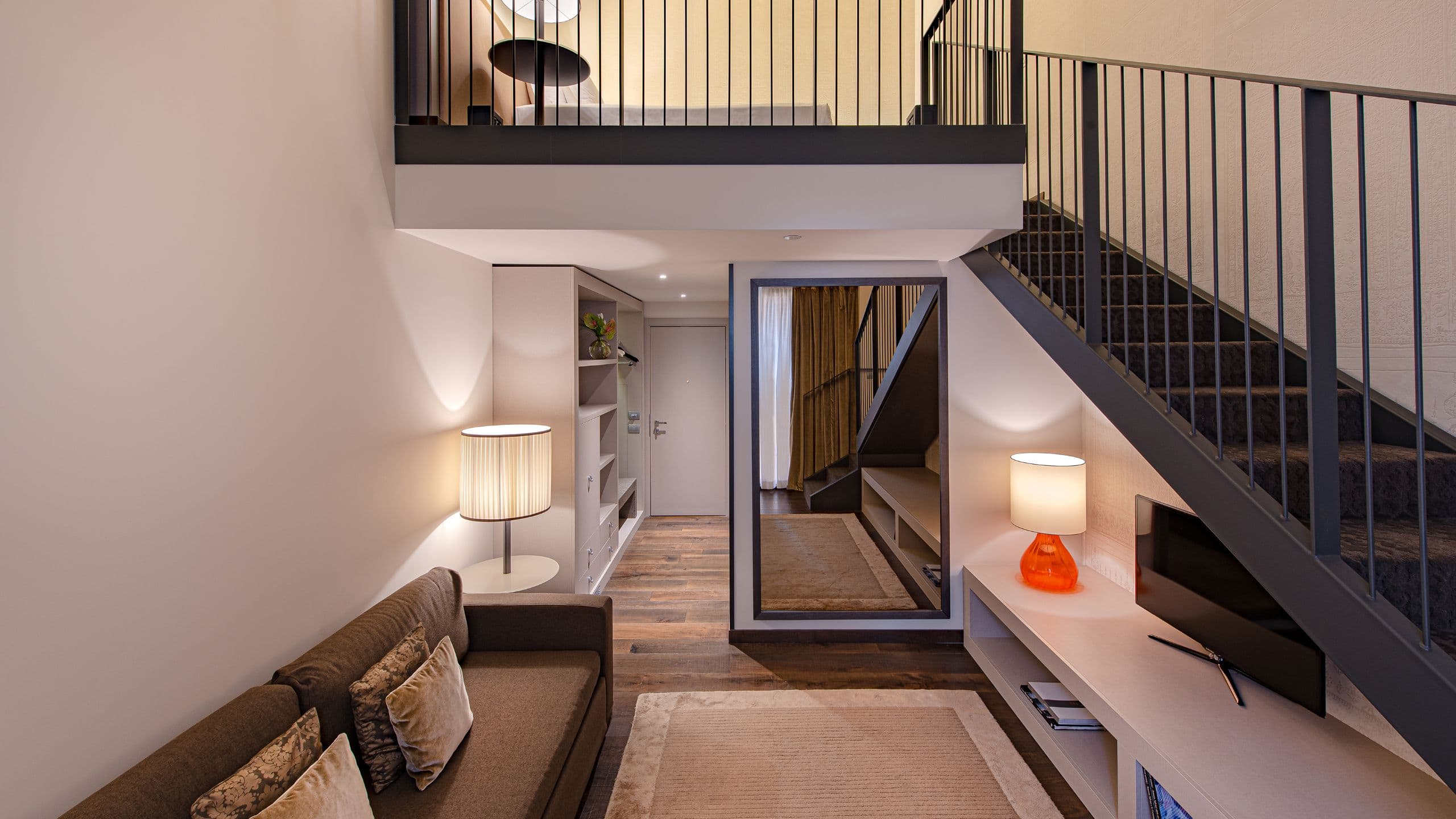 第 1，共 6 Indulge in these lofty two-floor Junior Suites that feature a king bed upstairs as well as a comfortable, spacious living area with a sofa that can be converted into two single beds downstairs at Hyatt Centric Murano Venice.