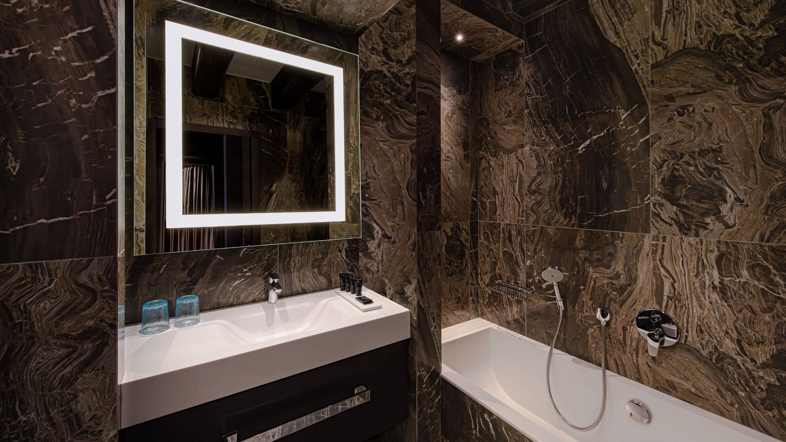 第 6，共 9 Hyatt Centric Murano Venice Grande Suite Bathroom Bathtub