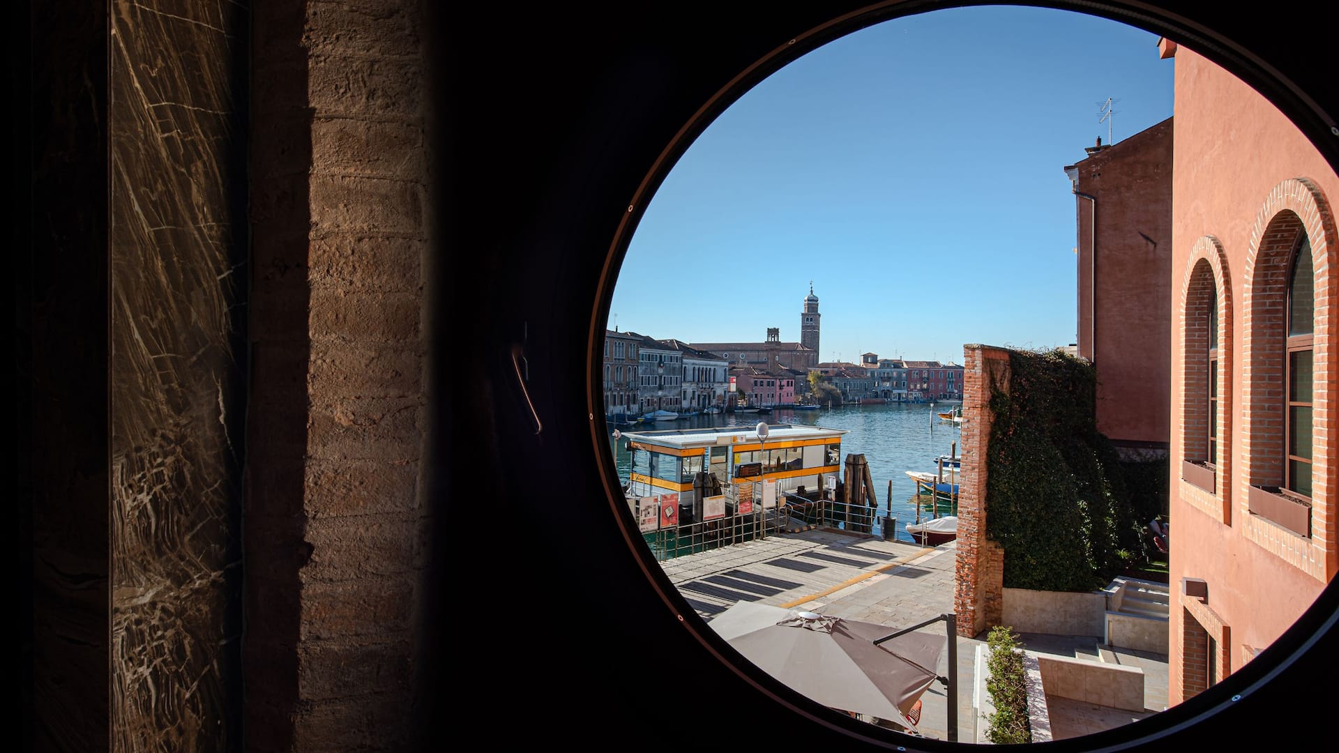 3 de 9 Hyatt Centric Murano Venice Grande Suite Porthole Window