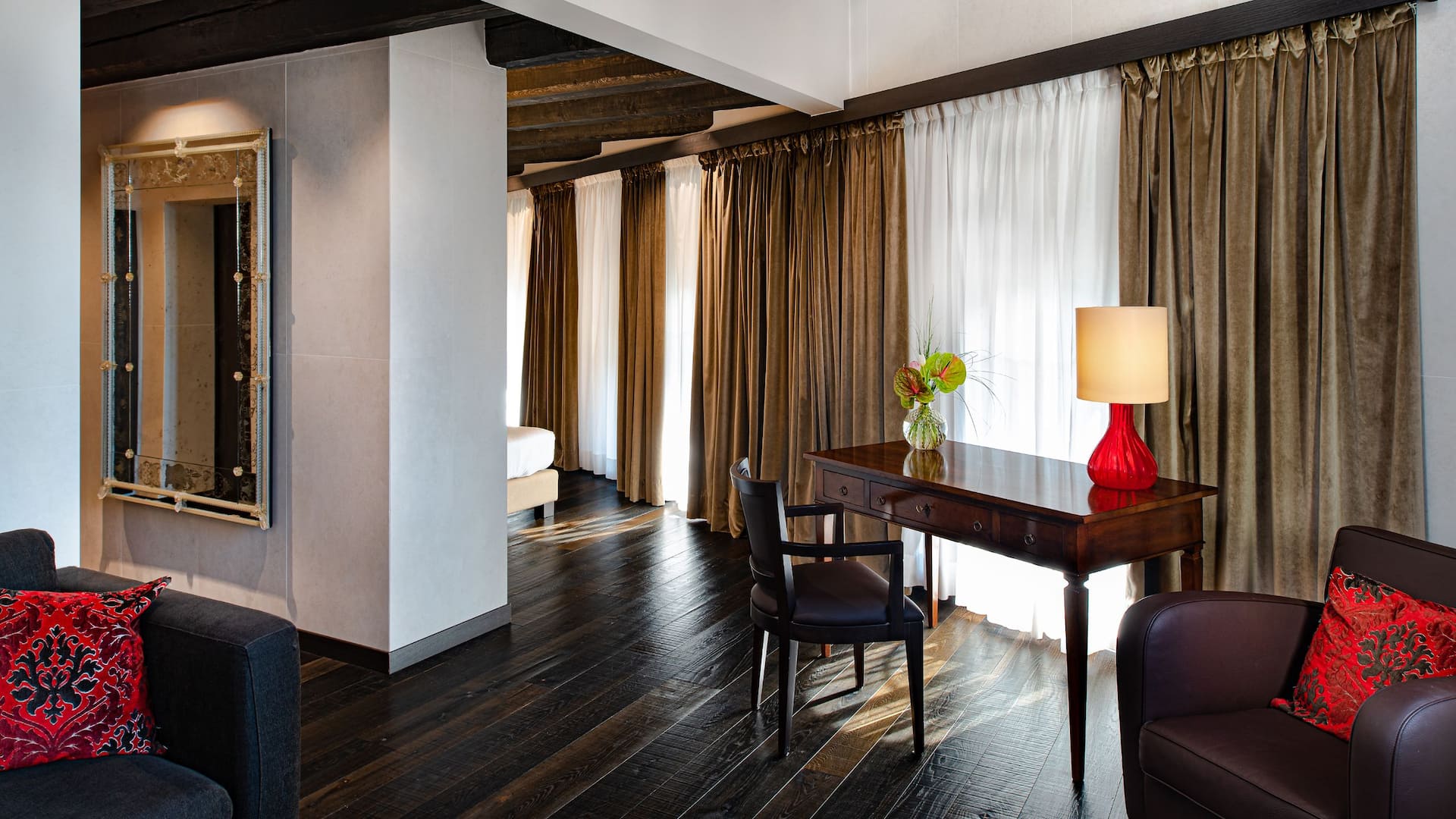 1 de 9 Experience a memorable stay in the unique Grande Suite overlooking the iconic Canal Grande of Murano at Hyatt Centric Murano Venice.