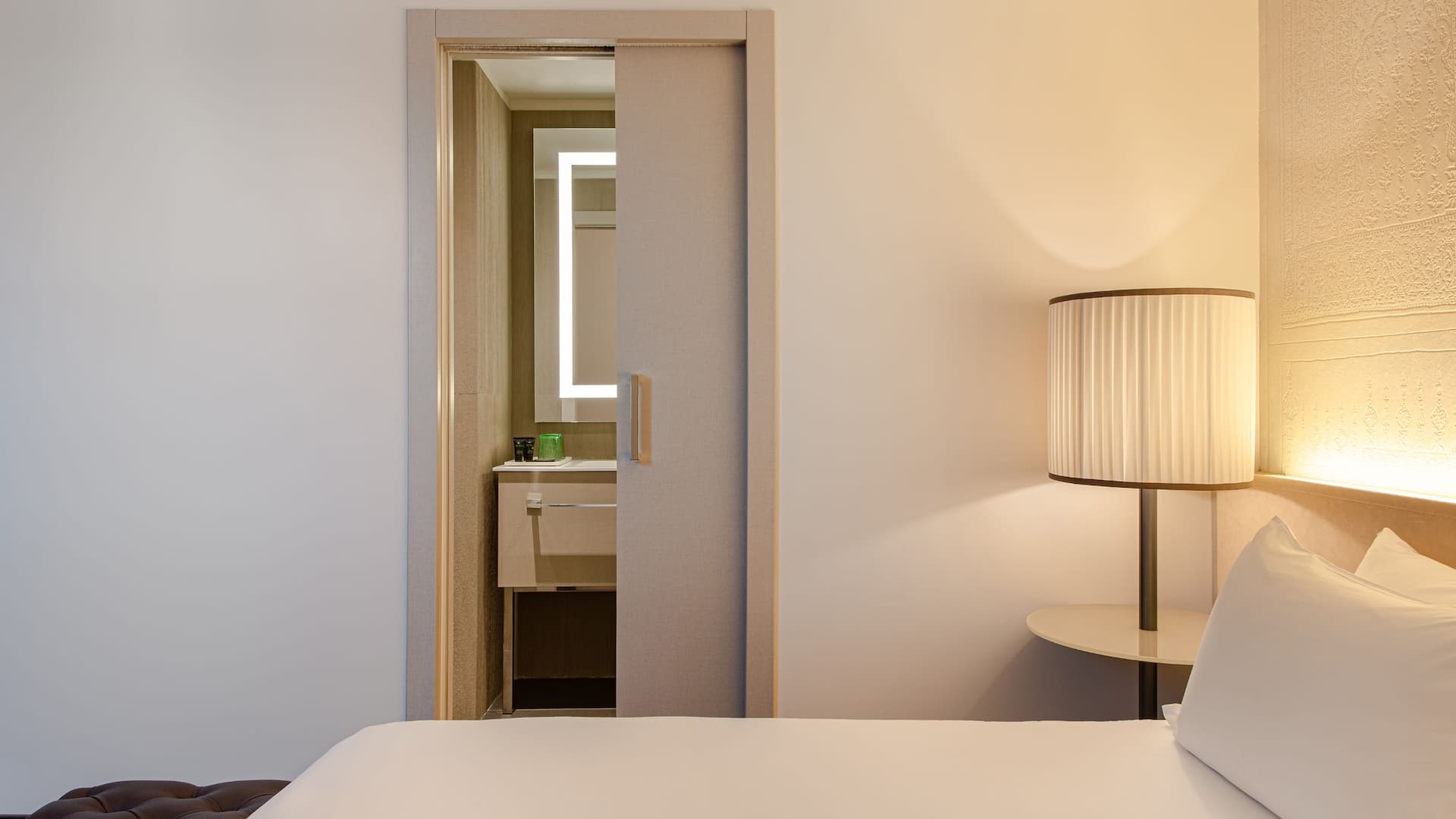 2 de 5 Hyatt Centric Murano Venice King Bed Courtyard View Room