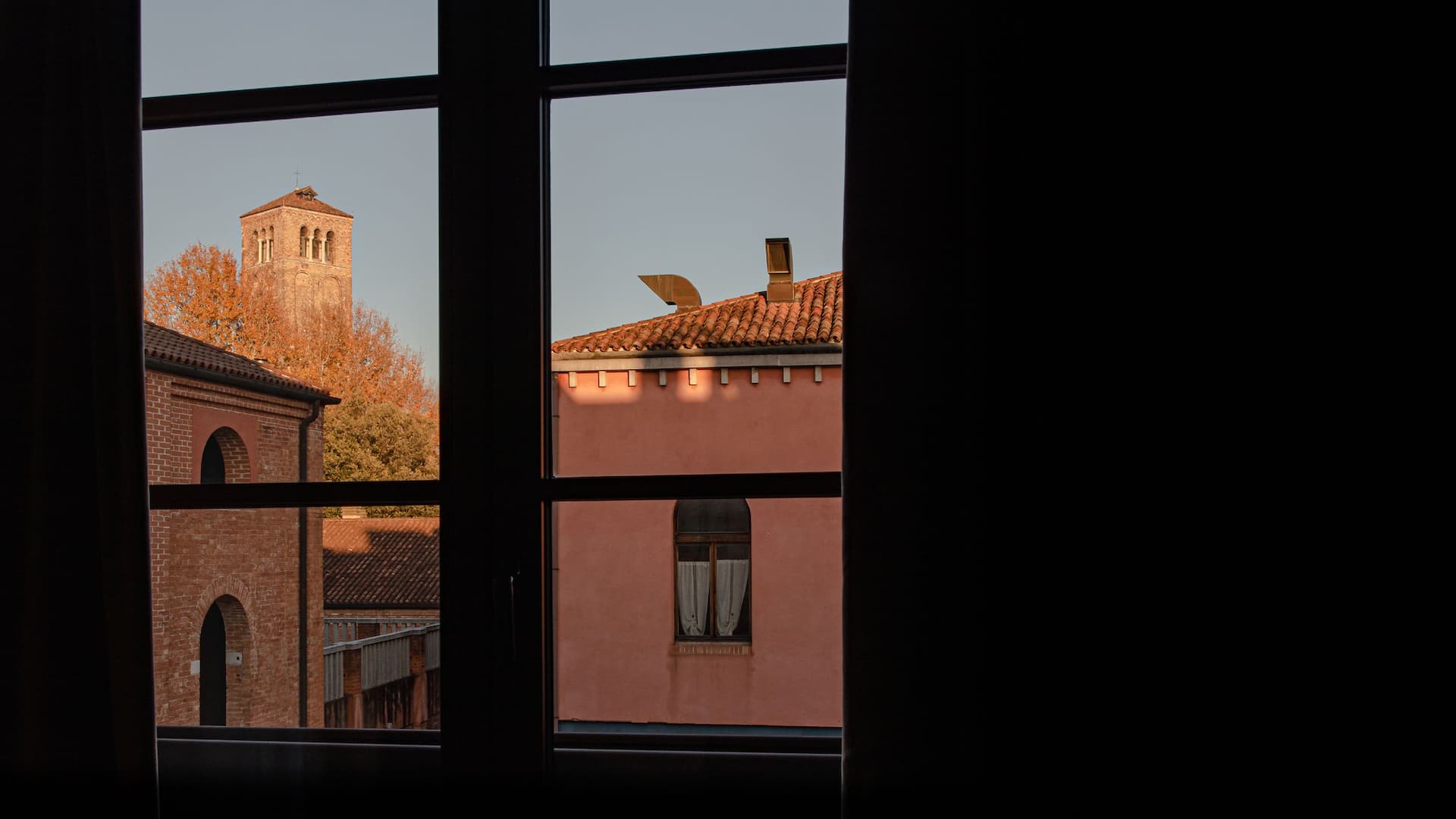 3 de 5 Hyatt Centric Murano Venice King Bed Courtyard View Room