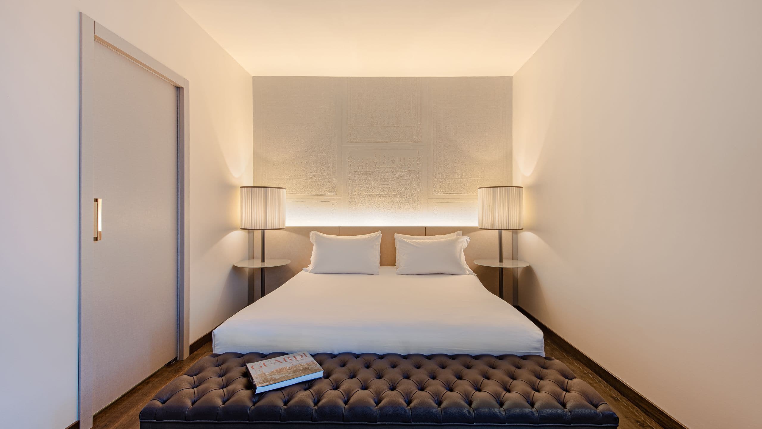 第 1，共 5 Feel the connection between boutique hotel Hyatt Centric Murano Venice and the history of its building while enjoying the plush king bed.