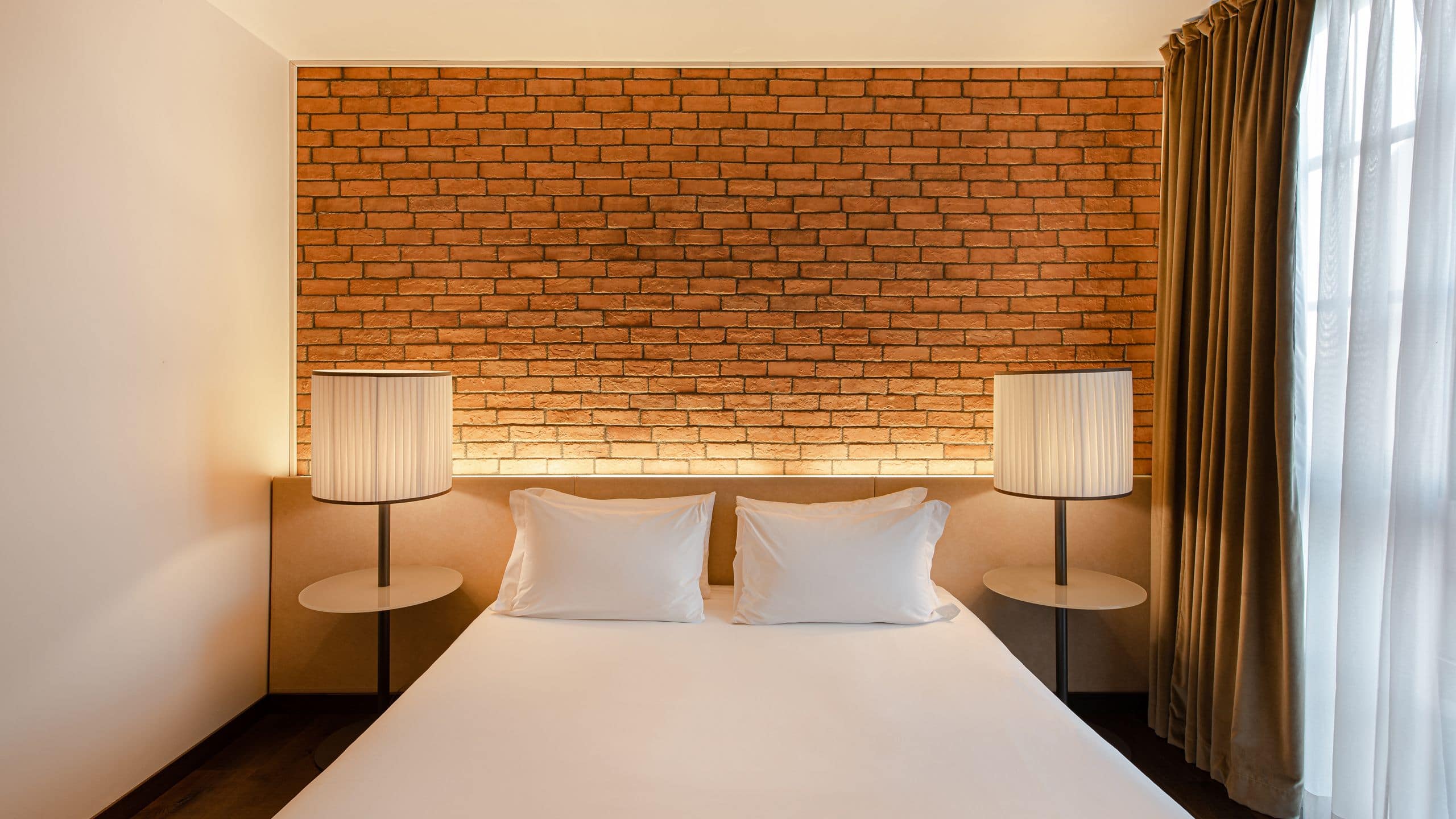第 1，共 4 Settle into the chic King Bed Deluxe room of boutique hotel Hyatt Centric Murano Venice with designer details throughout inspired by the local culture and glass-blowing traditions.