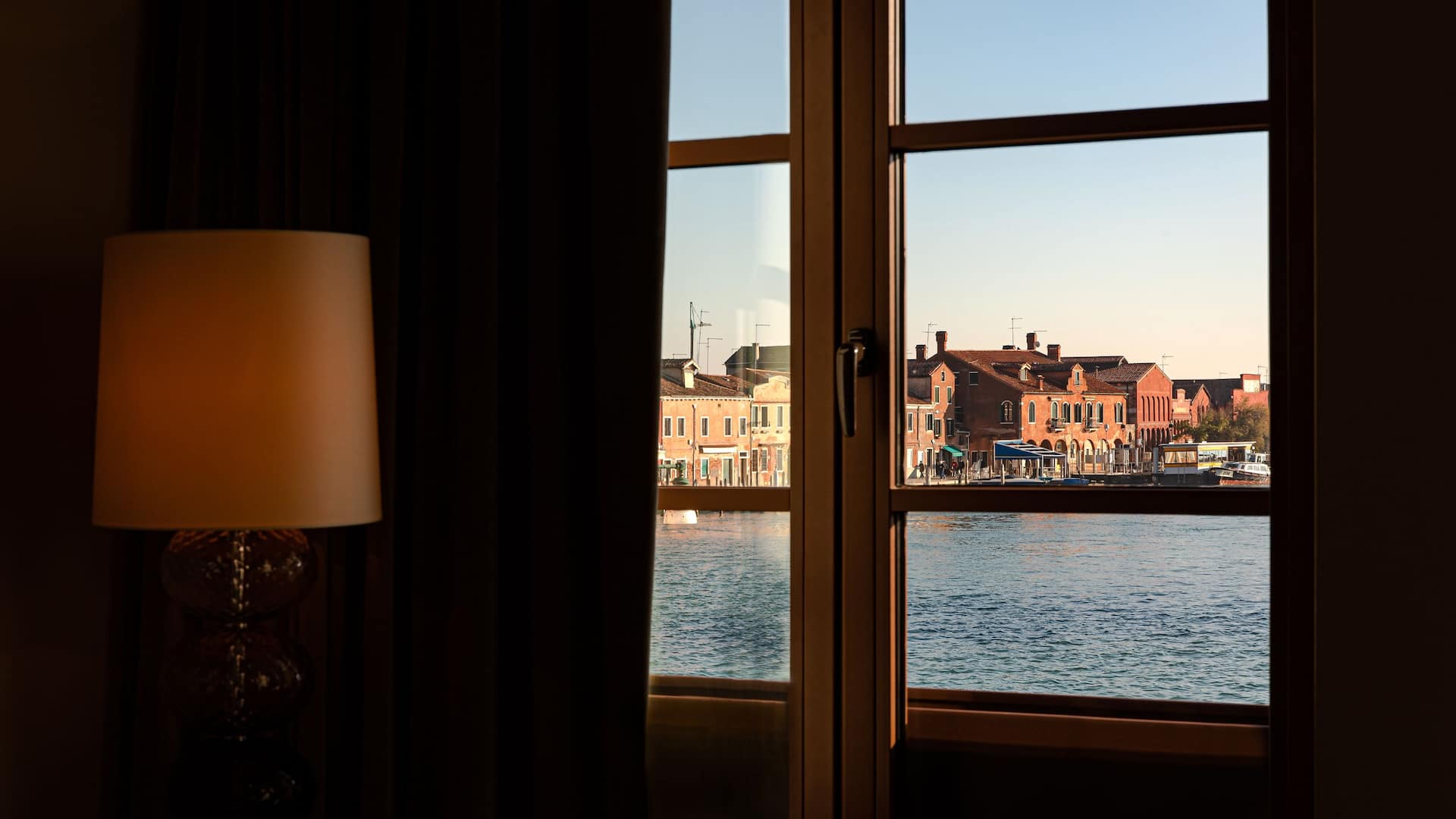 2 de 5 Hyatt Centric Murano Venice King Bed Junior Suite Canal View