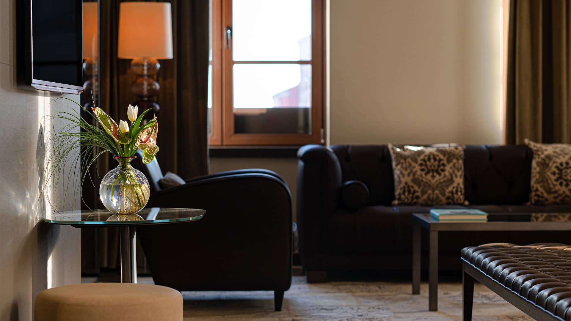 3 de 5 Hyatt Centric Murano Venice King Bed Junior Suite Seating Area