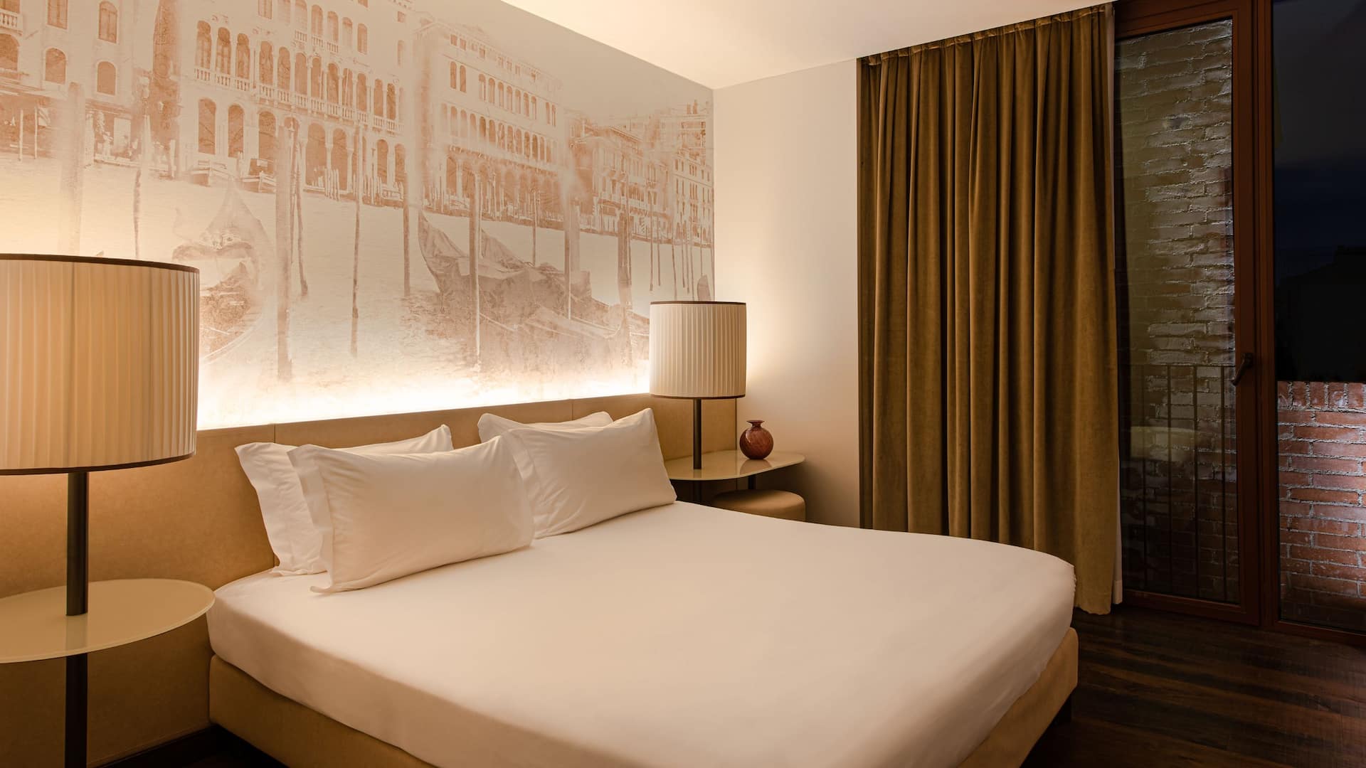 1 de 5 Savour the sophistication of the meticulous design and warm color palette of our King Bed rooms at Hyatt Centric Murano Venice.