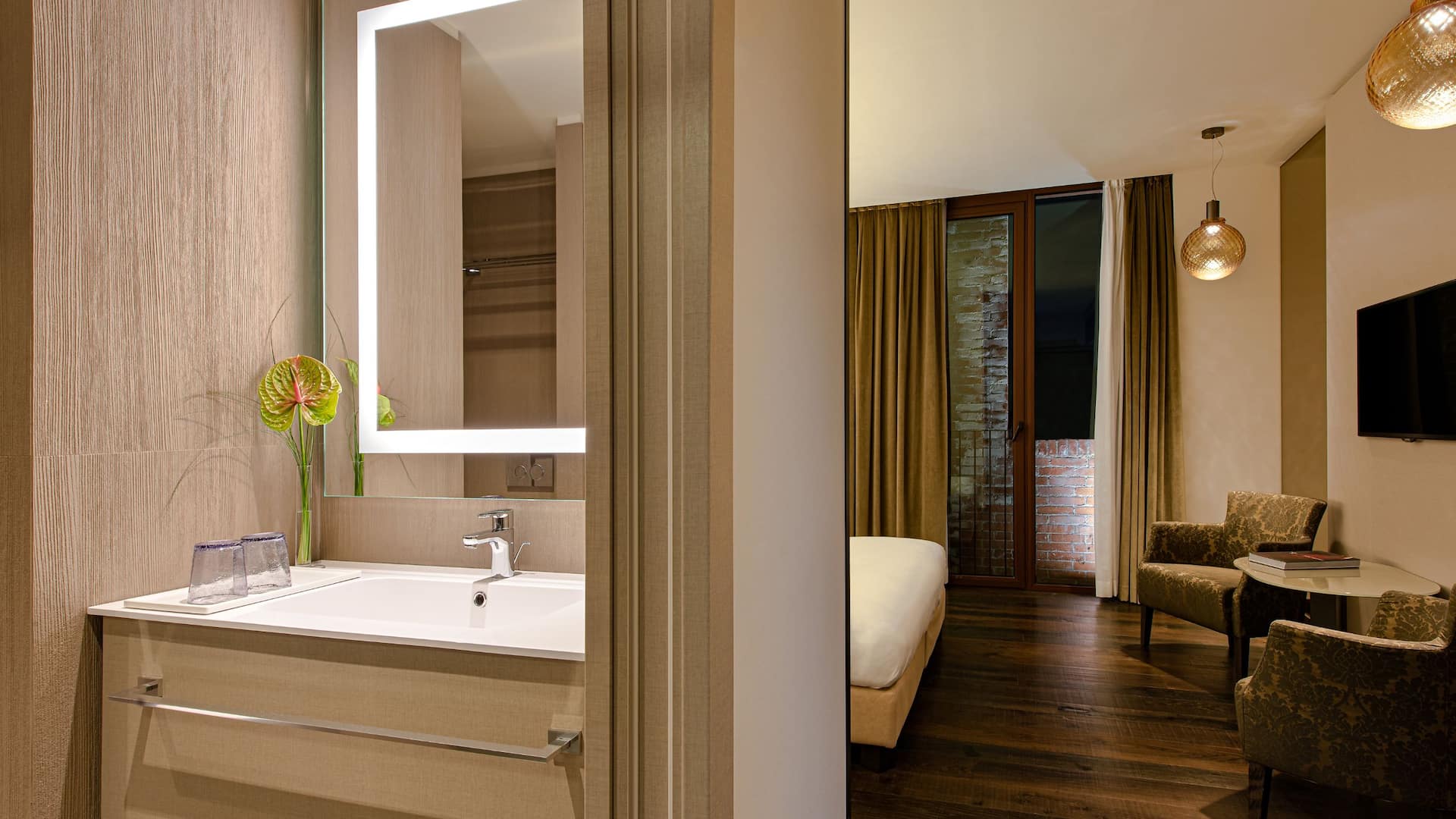 2 de 5 Hyatt Centric Murano Venice King Bed Room