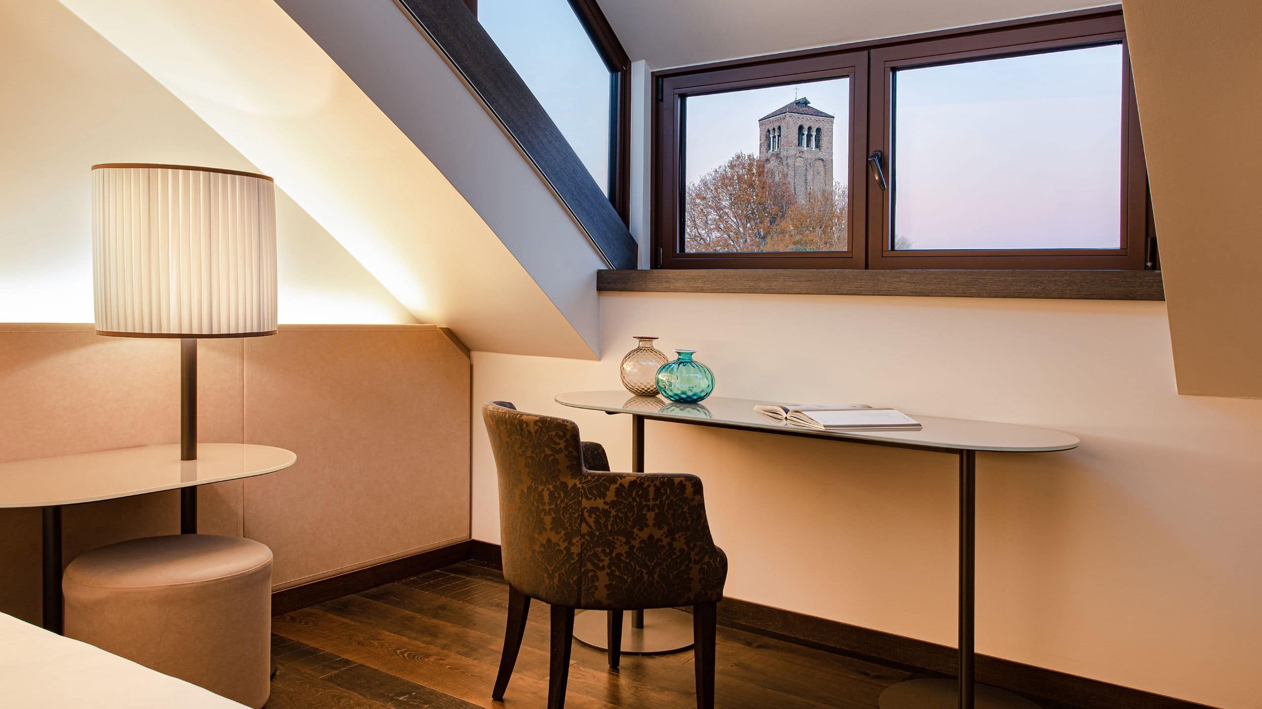 第 2，共 4 Hyatt Centric Murano Venice Room Desk