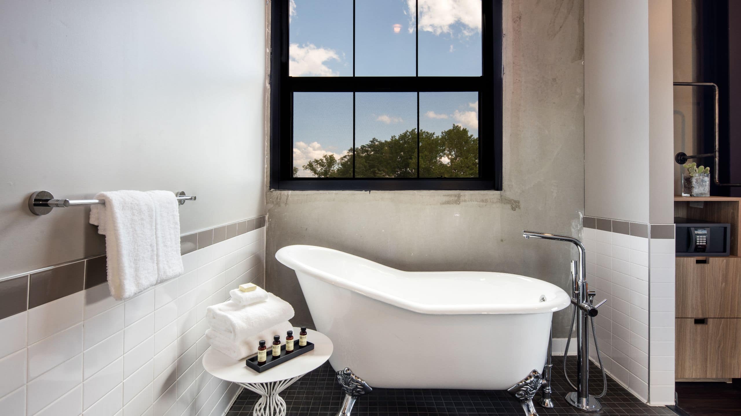 Hotel Nyack King Suite Bathtub