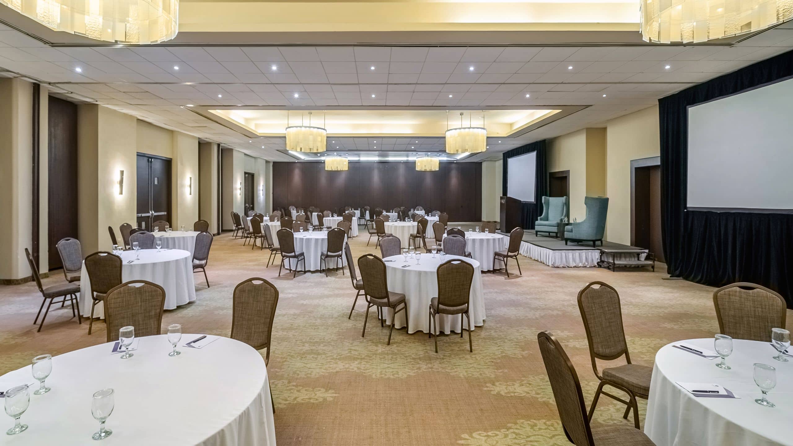 Hyatt Regency Merida Crescent Round Tables Setup