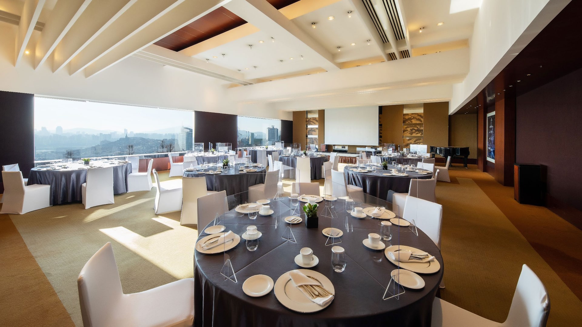 Grand Hyatt Seoul Hybrid Meeting Round Table Black Setup