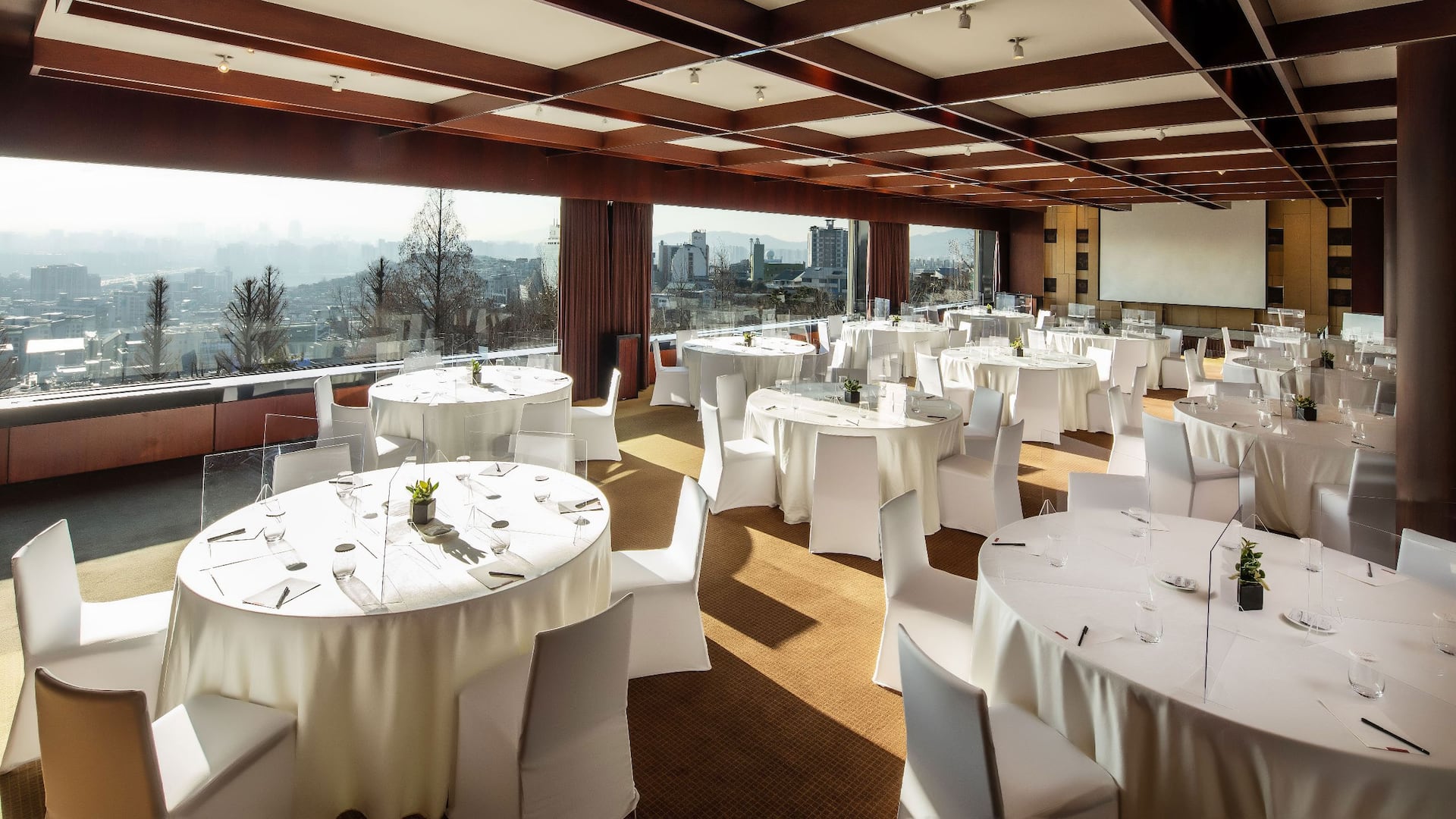 Grand Hyatt Seoul Hybrid Meeting Round Table Setup