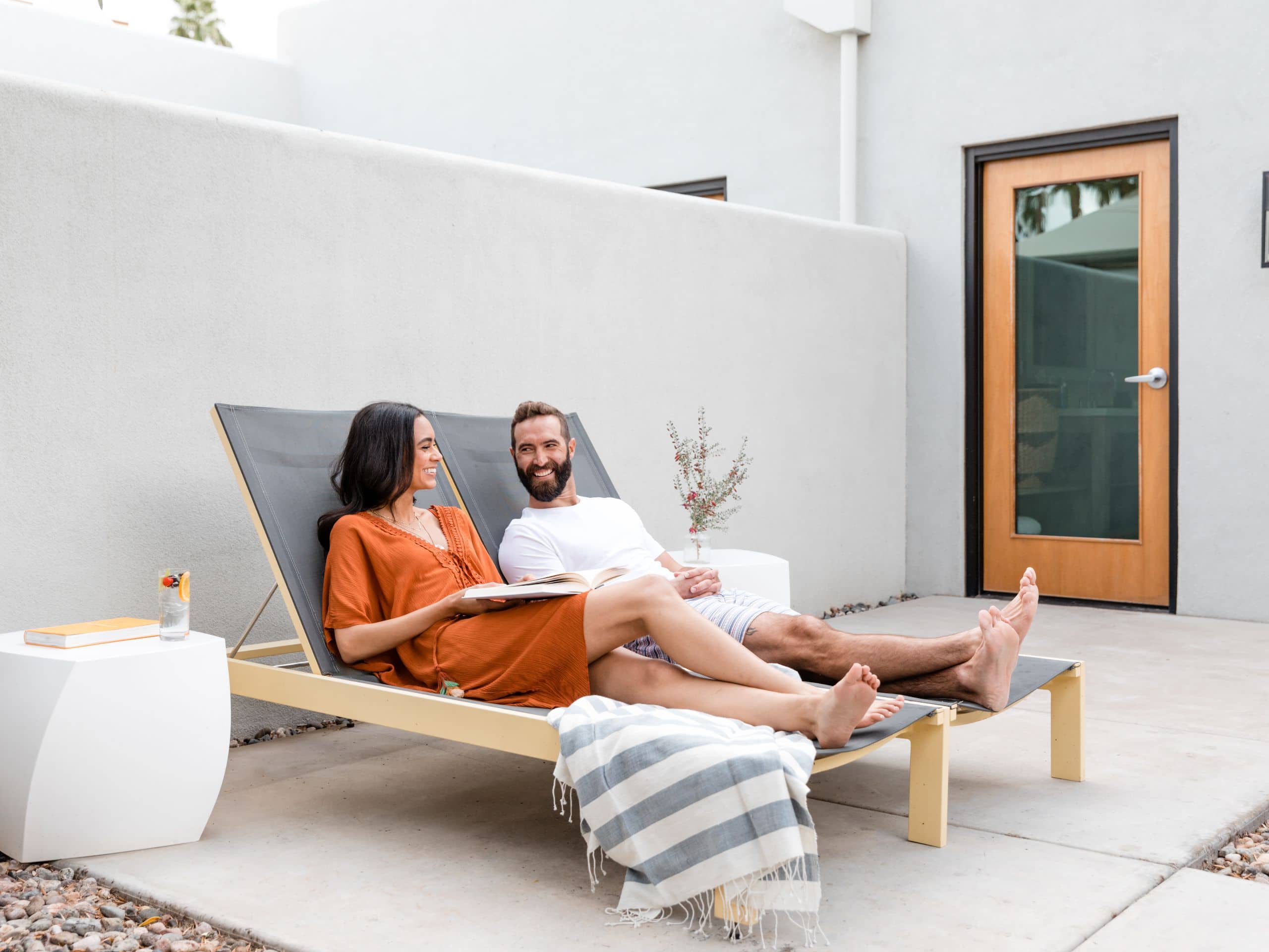 Andaz Scottsdale Resort & Bungalows Couple Saarinen