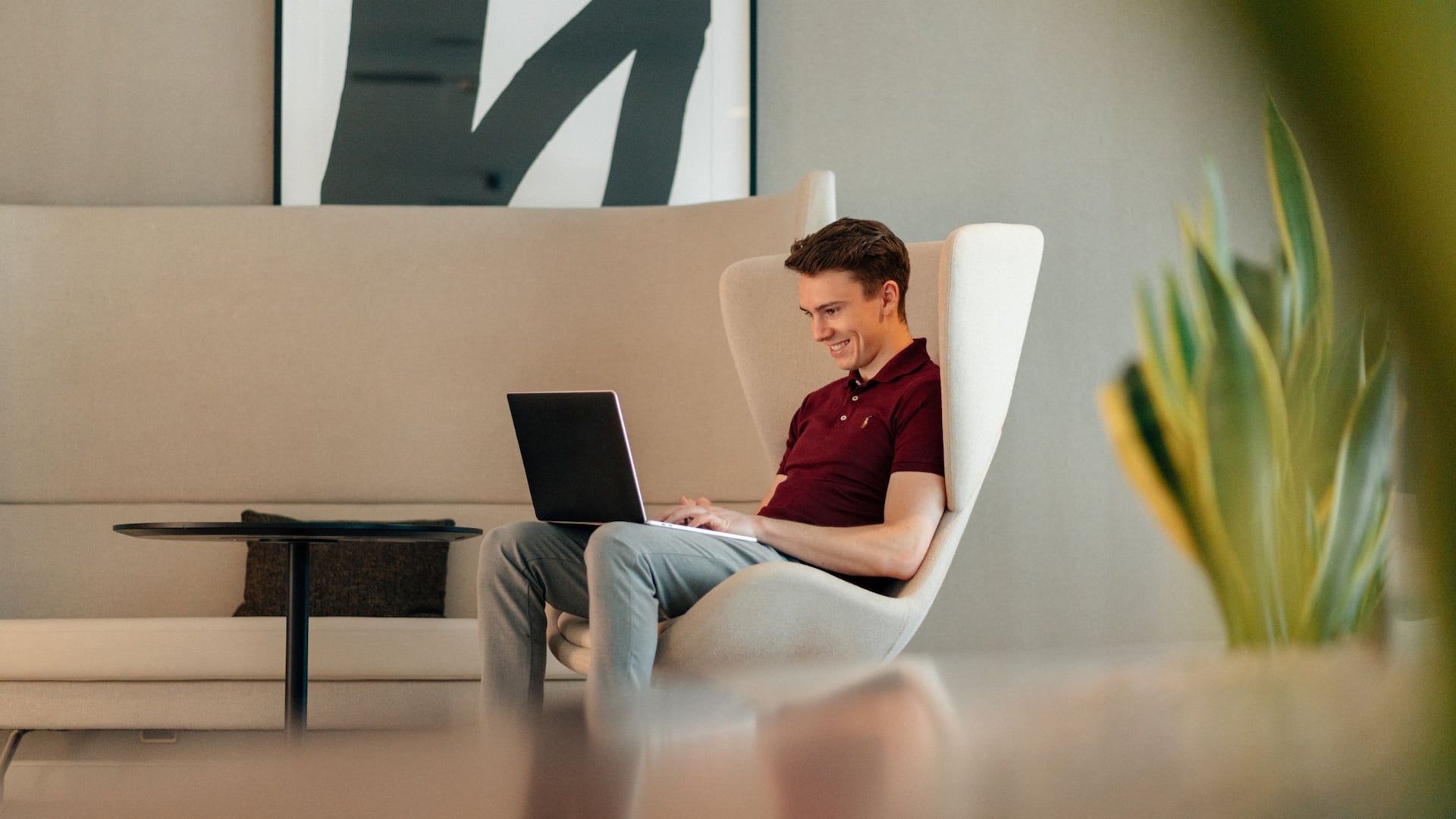 Geschäftsmann sitzt mit Laptop im Hyatt Regency Köln