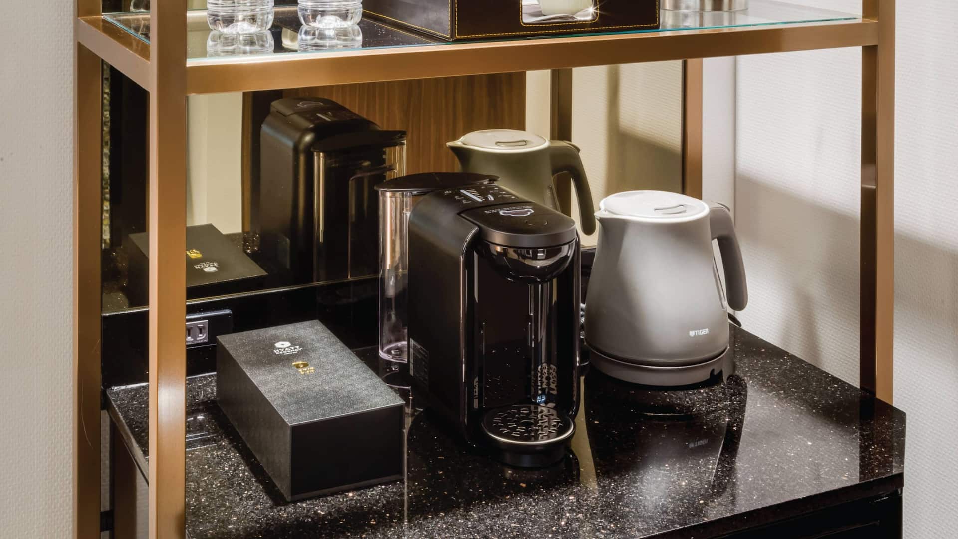 2 von 2 Hyatt Regency Tokyo Bay Guestroom Coffee Machine