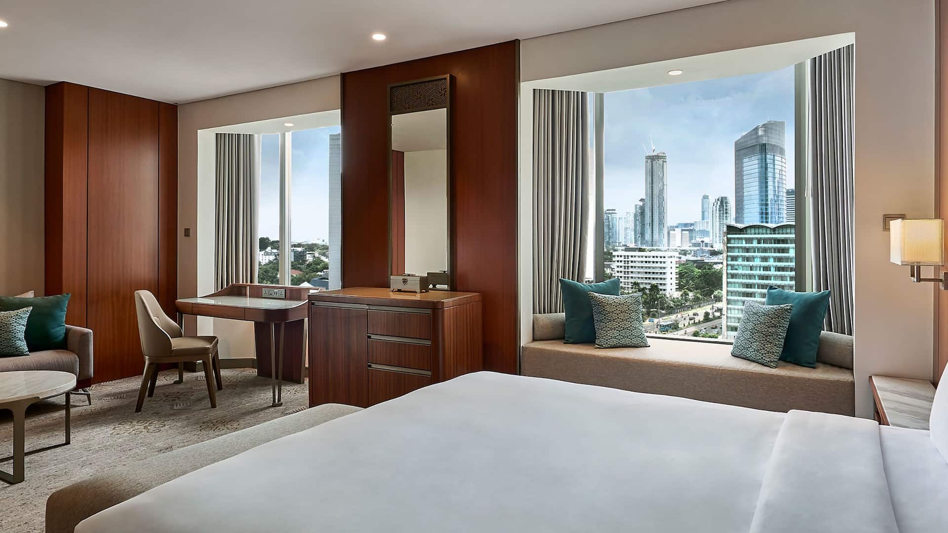 2 von 4 Grand Hyatt Jakarta Grand Deluxe Bedroom Bedside View