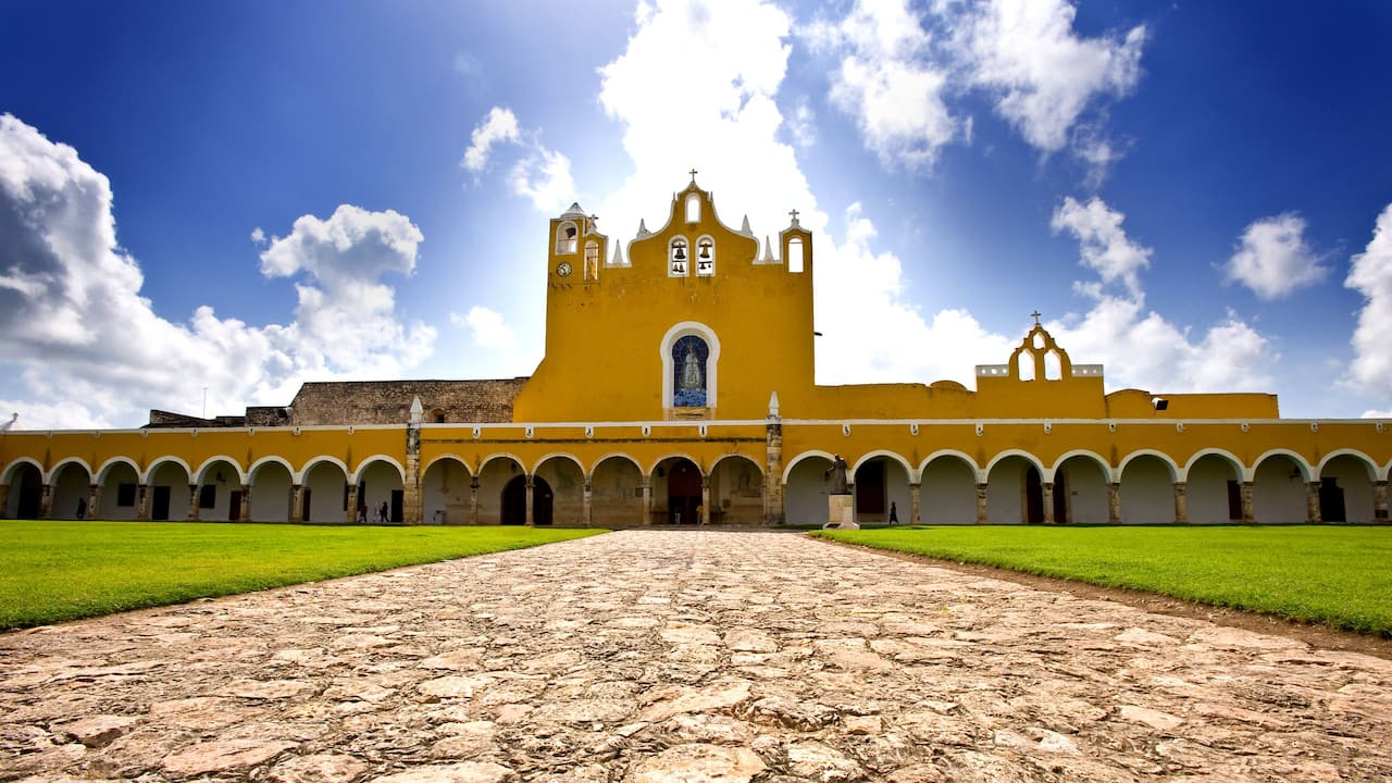 vista de día del convento de iizamal en mérida, méxico.
