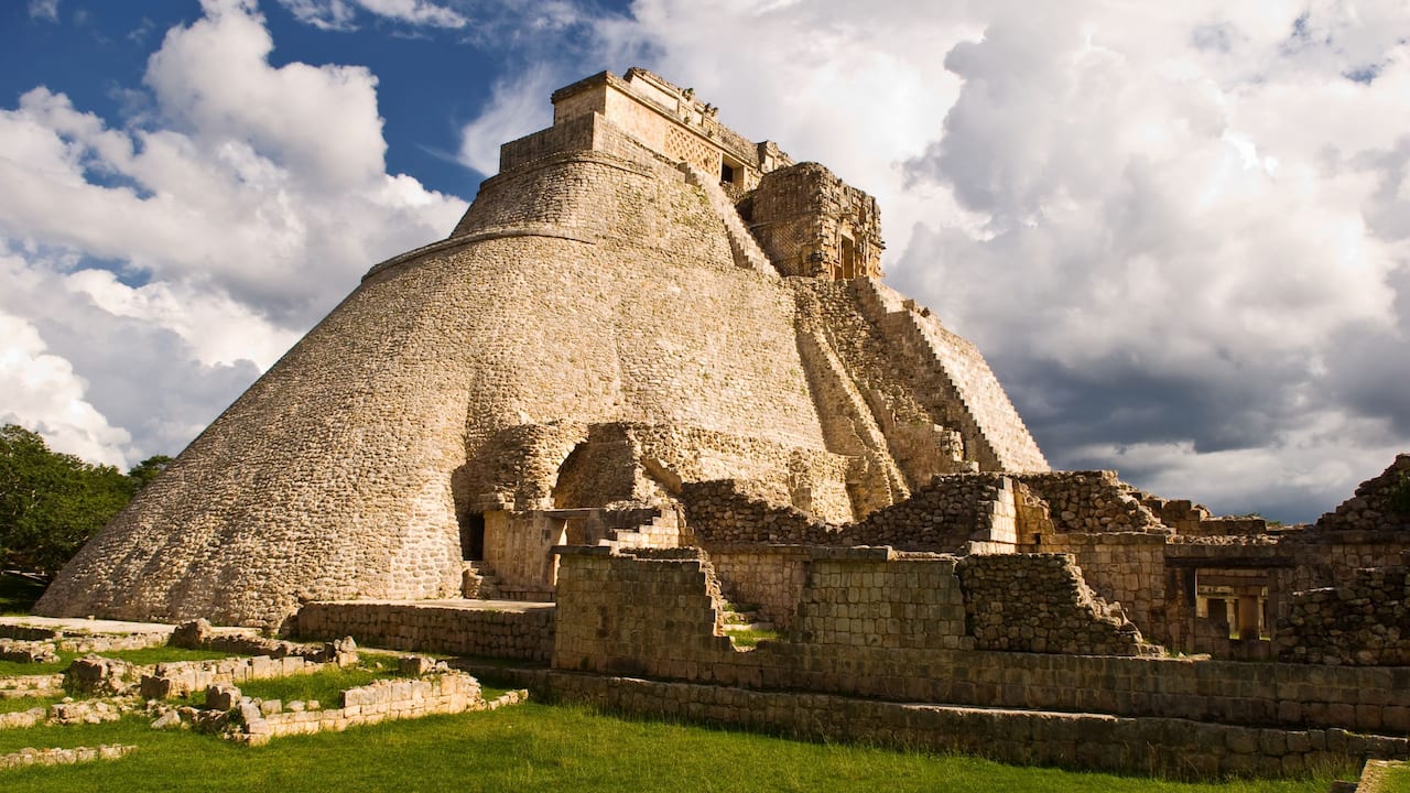 la luz del día del sitio arqueológico de uxmal en mérida, méxico