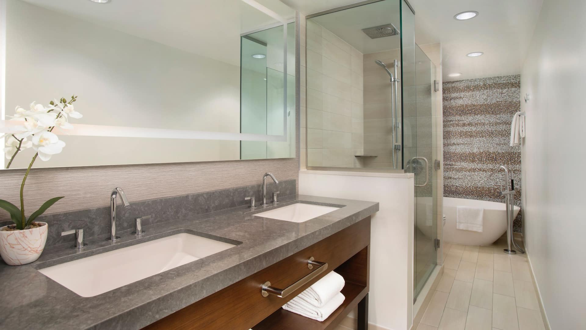4/5 Hyatt Regency Maui Resort and Spa Deluxe Ocean Suite Bathroom