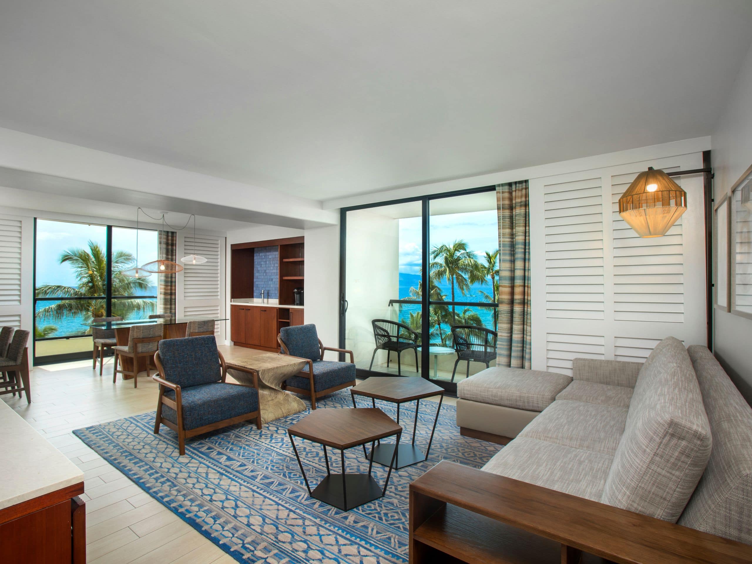 Deluxe Ocean Suite Living Room 